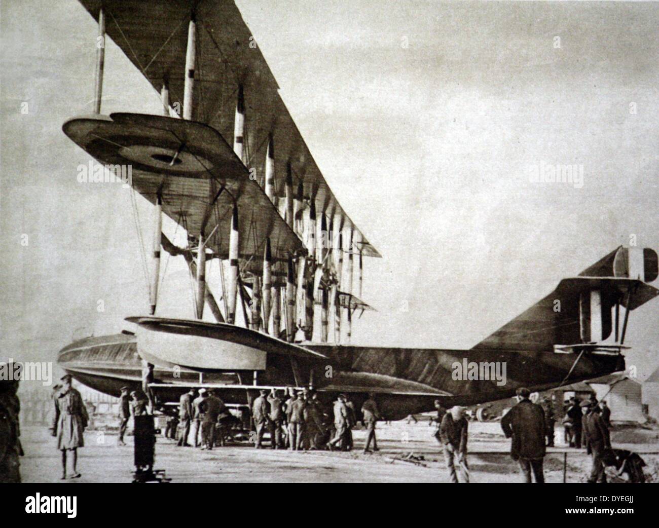 Weltkrieg 1 - Seitenansicht eines britischen Dreidecker. Ihre Höhe war 27 Füße, sein Rumpf 60 Meter lang. Stockfoto