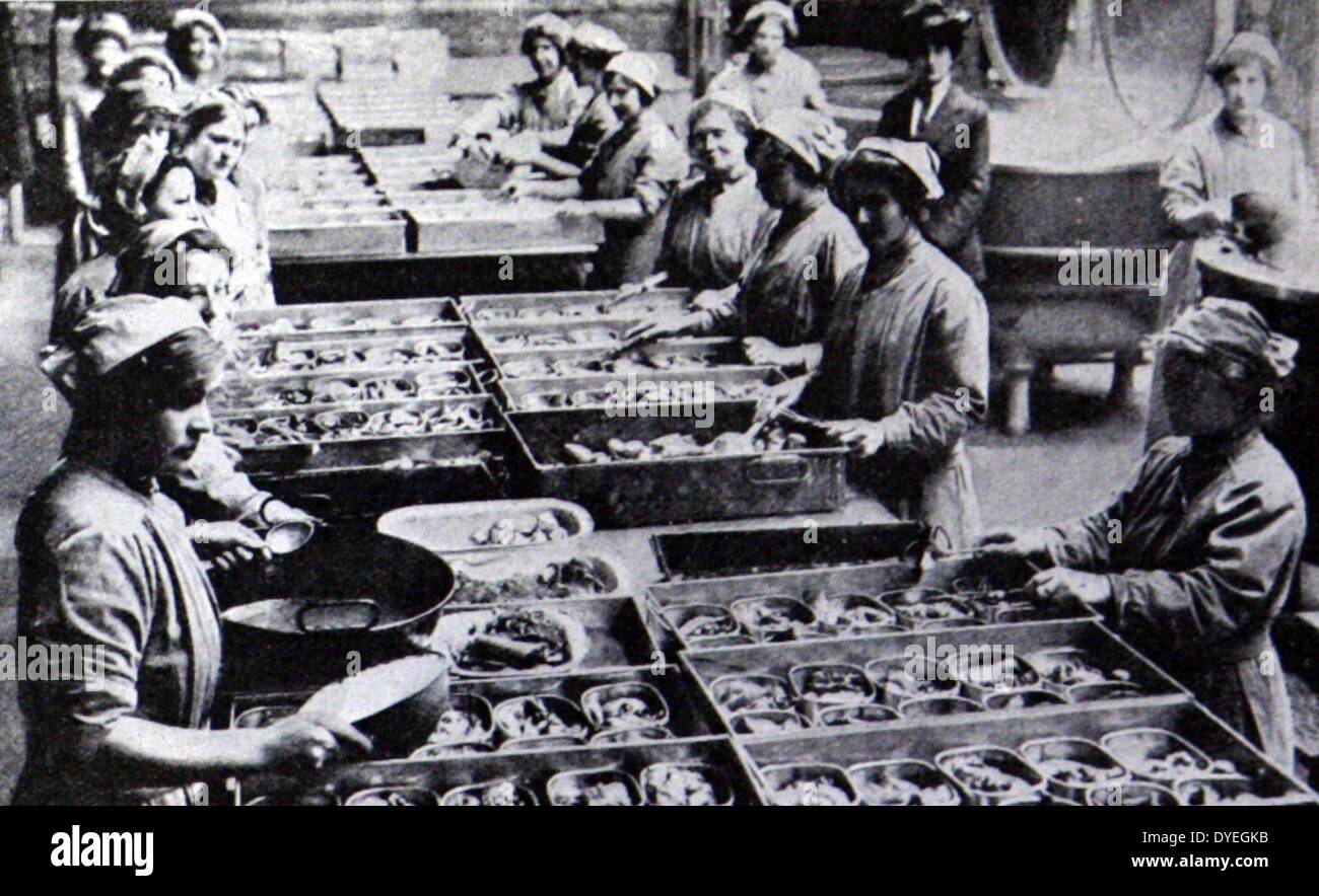 Weltkrieg 1 - Köche bei der Arbeit in einem Army Camp Küche in Dartford, Kent. Die Vorteile aus der Beschäftigung von Frauen, sondern Männer als Köche in Lazarette und Camps abgeleitet werden wurden früh in den Krieg anerkannt. Stockfoto
