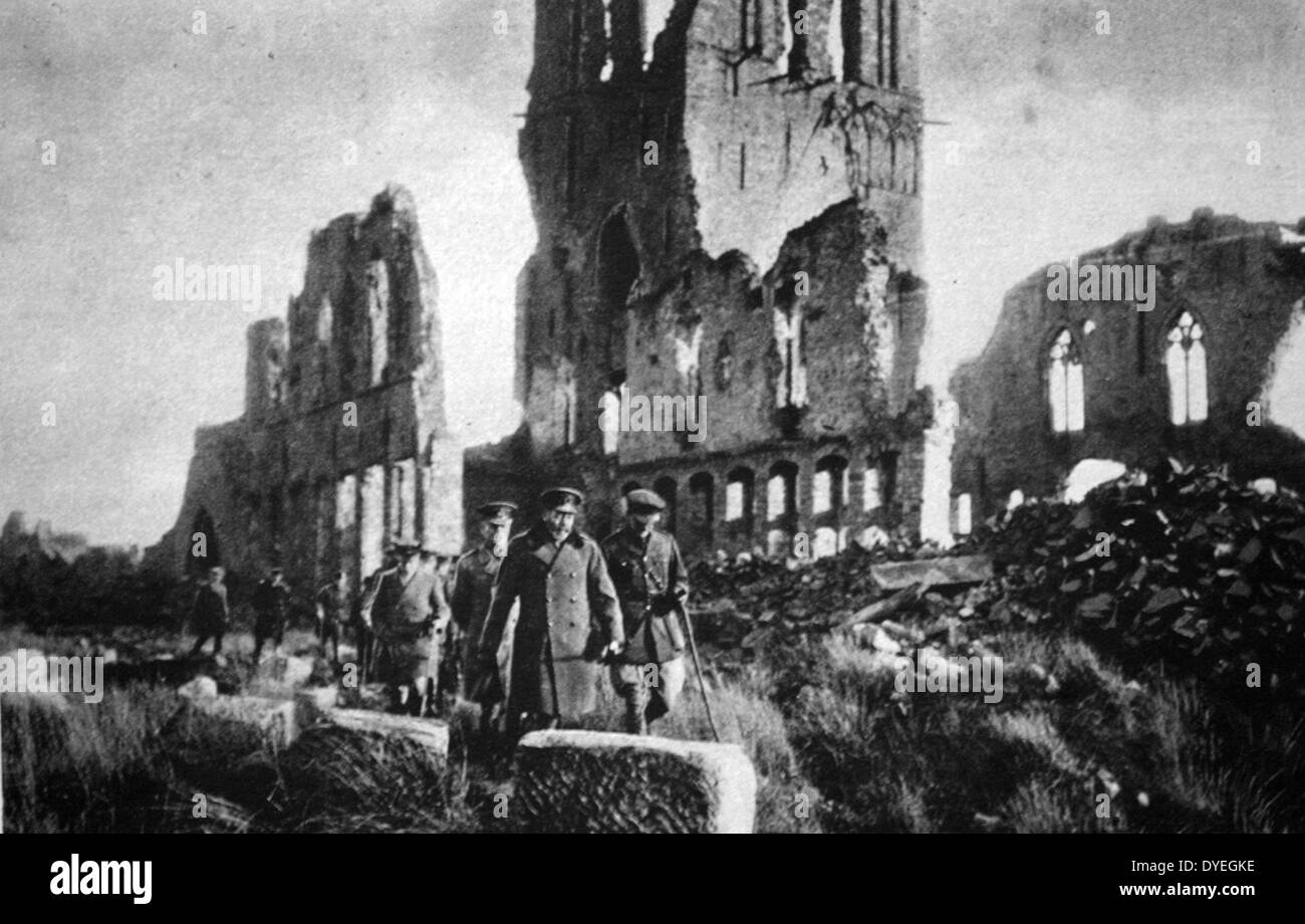 Weltkrieg 1 - King George inmitten der Ruinen von Ypern: Monument der Belgischen Herrlichkeit und ewige Schande Deutschlands. Stockfoto