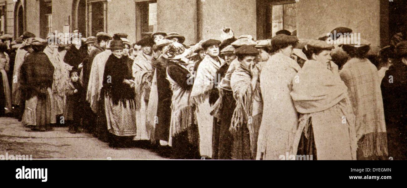 Weltkrieg 1. Großbritannien, Swansea Frauen, deren Ehemänner und Söhne auf den aktiven Dienst warten auf Armee bezahlen zu registrieren. Stockfoto