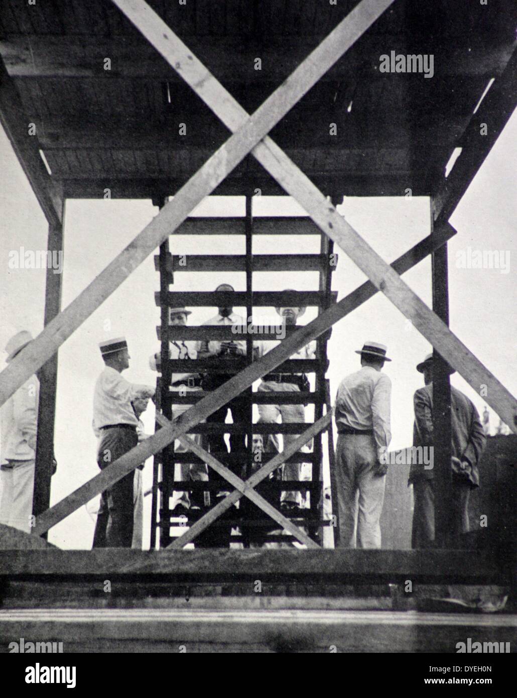 Ein öffentliches hängen in Kentucky, U.S.A. Ein zwanzig Jahre Alter schwarze Mann wegen Körperverletzung und Mord an einer alten Frau ist die Galgen Treppe hinauf führte. Stockfoto