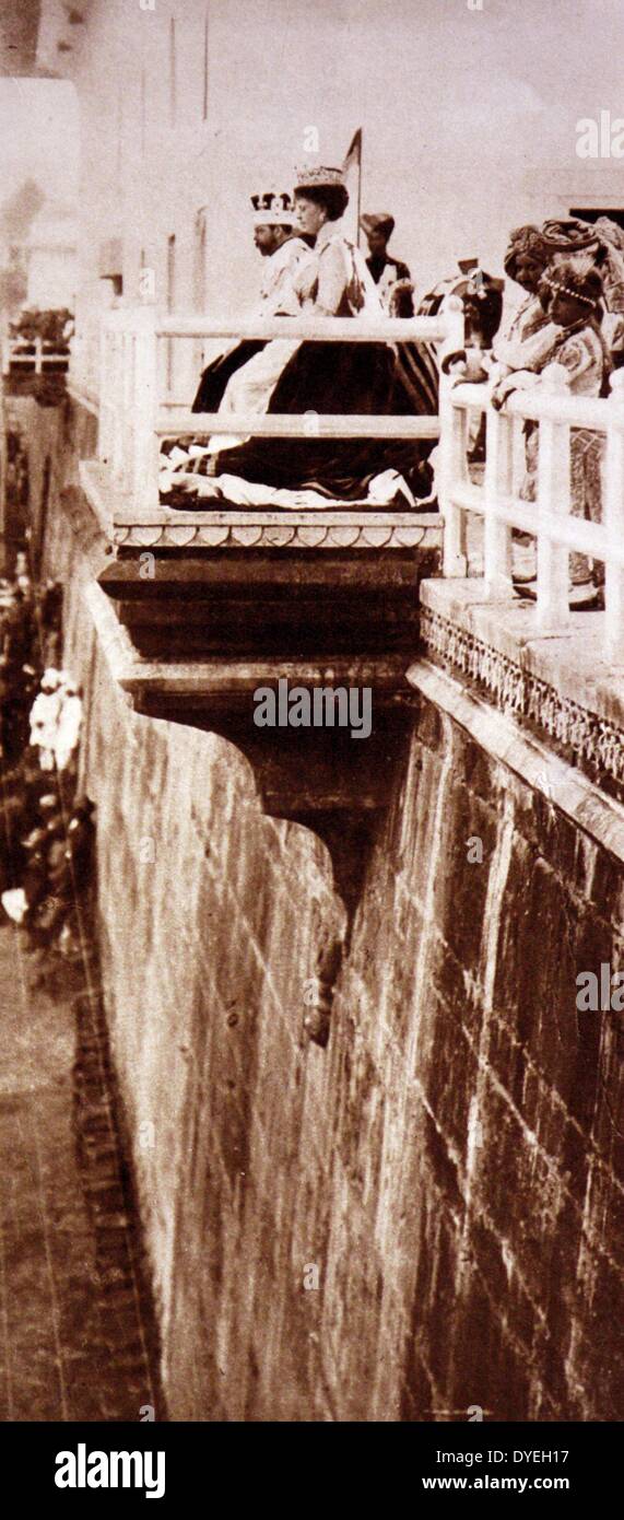 Die Delhi Durbar - Hindi: bedeutet "Hof von Delhi", war eine Masse an Coronation Park, Delhi, Indien die Krönung des Königs und der Königin des Vereinigten Königreichs zu markieren. Auch die kaiserliche Durbar bekannt, es wurde drei Mal statt, 1877, 1903 und 1911, auf der Höhe des Britischen Empire. Und king-emperor Queen-Empress in Delhi, 1911. Stockfoto