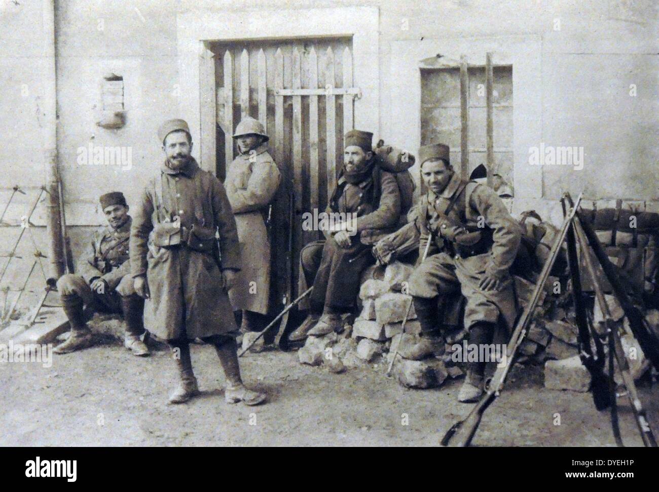 Weltkrieg 1 - marokkanische Soldaten mit der französischen Armee in einem Dorf in der Nähe der Festung von Douaumont nach der von den Deutschen im Jahre 1916 erlangen. Stockfoto