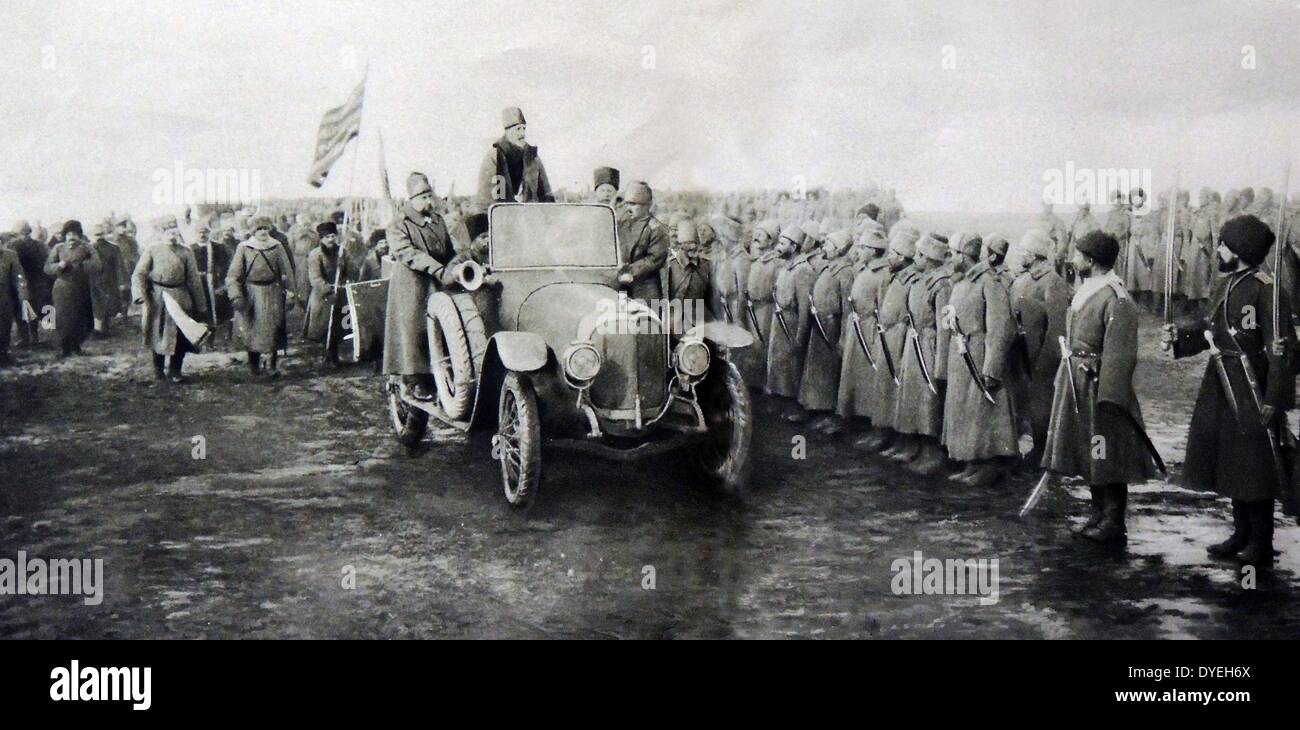 Nach dem Fall von Erzurum: Grand Duke Nicholas Bewertungen der serried Rank der Kaukasischen und sibirischen Truppen aus seinem Bereich Automobil. Stockfoto