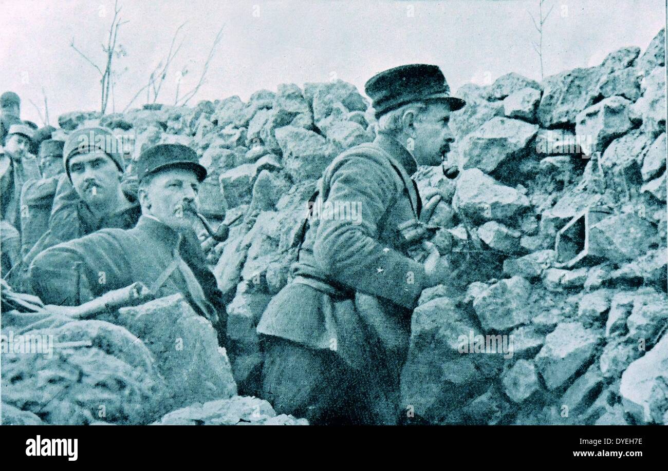 Weltkrieg 1 - Der französische General Marchand prüft französische Positionen in den Schützengräben an der Front bei Champagner, 1915. Stockfoto