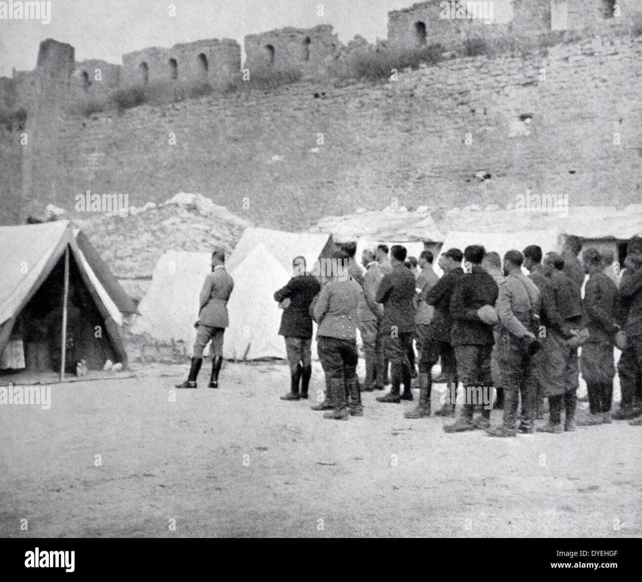 Weltkrieg I-Truppen der Französischen Expeditionary Corps in den Dardanellen Kampagne feiern an der Ruinen von Seddul-Bahr 1915 penteost Stockfoto