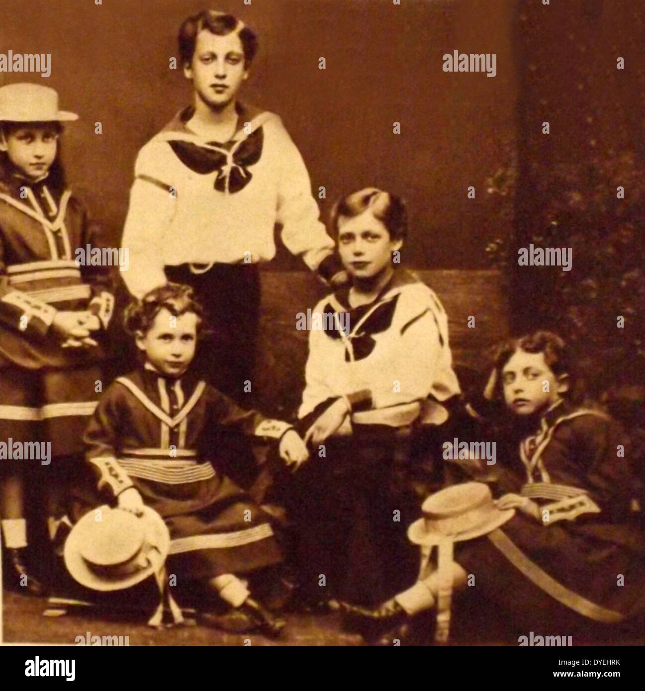 Von den Kindern in England. König Edward VII. im Jahre 1874. Prince George später König George V (in Sailor sitzenden Anzug) mit der Princess Royal Louise (links) und Prinzessin Maud (später Königin von Norwegen) sitzt vorne links. Maud von Wales (26. November 1869. - 20. November 1938) war Königin von Norwegen als Ehefrau von König Haakon VII. Sie war die jüngste Tochter von Edward VII. von Großbritannien und Alexandra von Dänemark Stockfoto