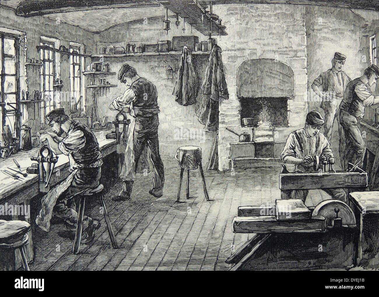 Innenraum der messerschmied Workshop, Sheffield, England. Der Mann auf der linken Seite arbeitet an Messern, während im Vordergrund rechts ist ein Stein Schleifscheibe für Schärfen der Klingen. Gravur, c 1880. Stockfoto