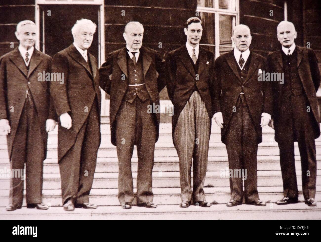 Commonwealth Prime Minister treffen sich in London für die Krönung von König George VI. 1937. Von links nach rechts: Prime Minister, Michael Savage von Neuseeland, Joseph Lyons von Australien, Stanley Baldwin von großer Btitain, der König, Premierminister William McKenzie König von Kanada und Premierminister James Barrie Herzog von Südafrika Stockfoto