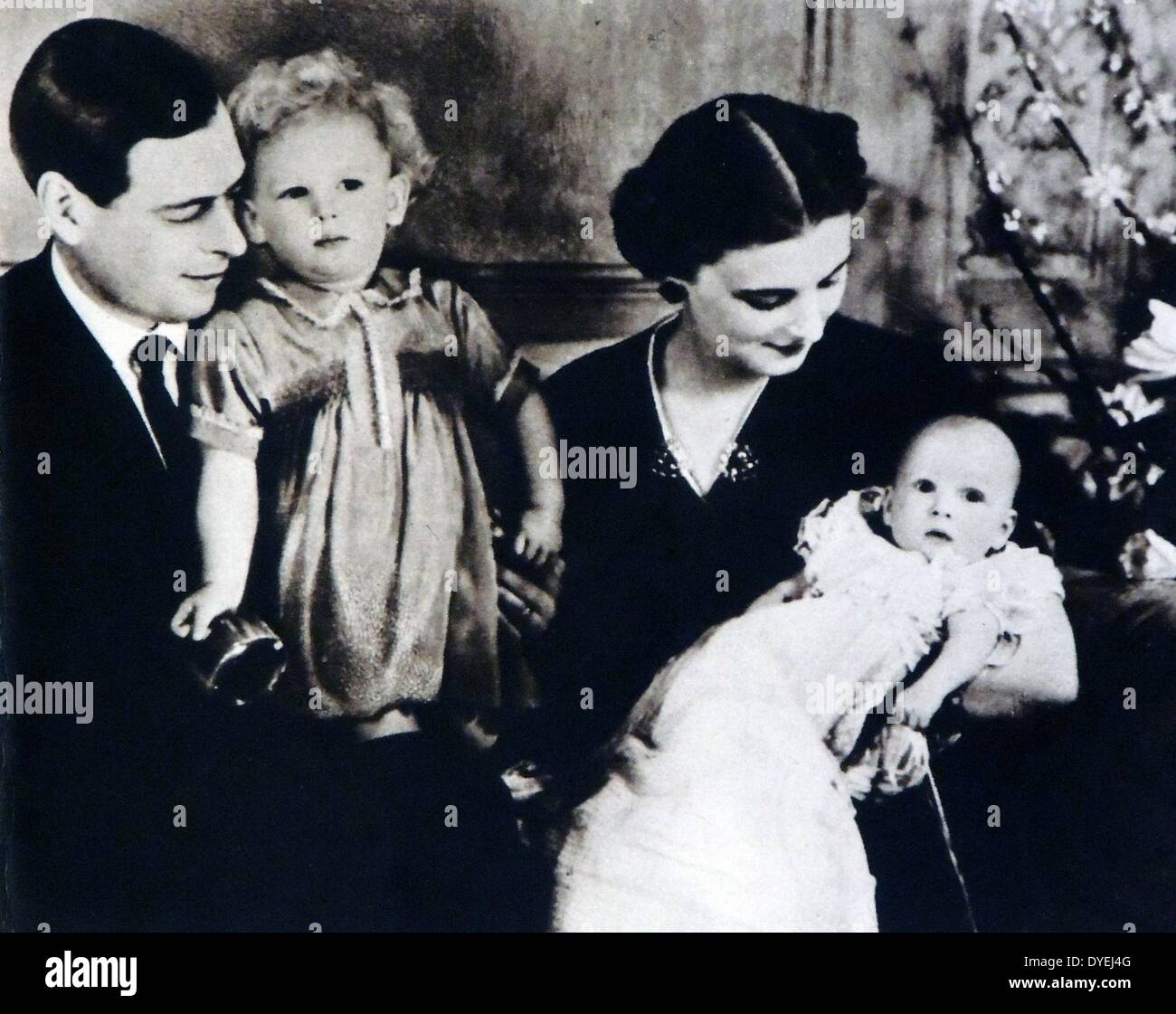 Der Herzog und die Herzogin von Kent mit zwei ihrer Kinder bei der Familie Taufe Stockfoto
