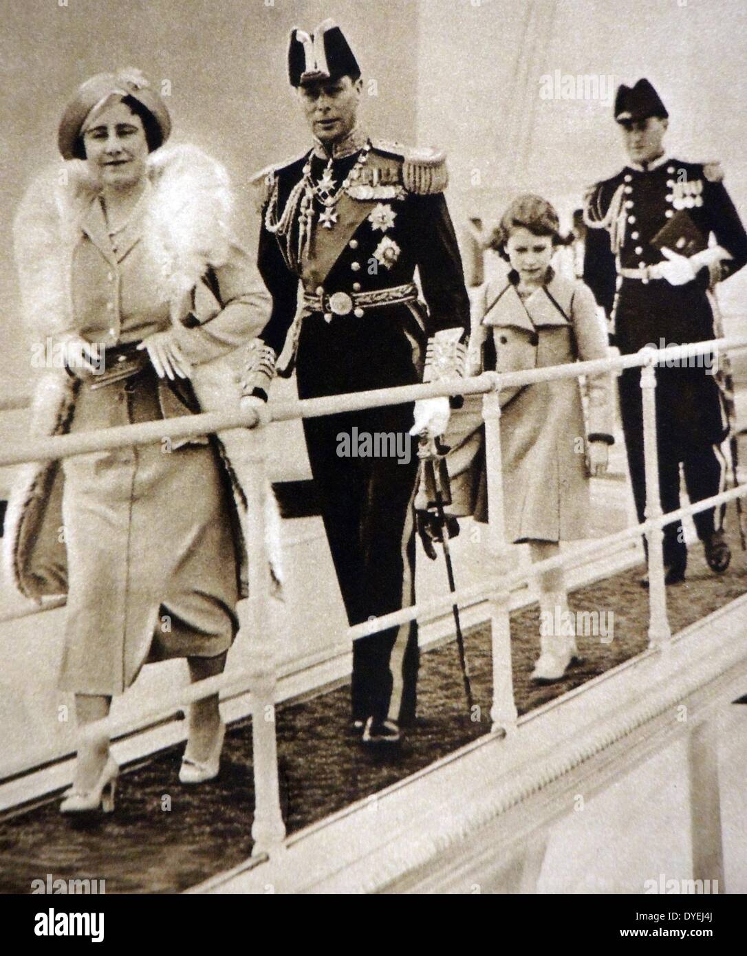 Queen Elizabeth mit König George VI nehmen Prinzessin (später Königin Elizabeth II HMS Victoria und Albert in Portsmouth zu besuchen. 1937 Stockfoto