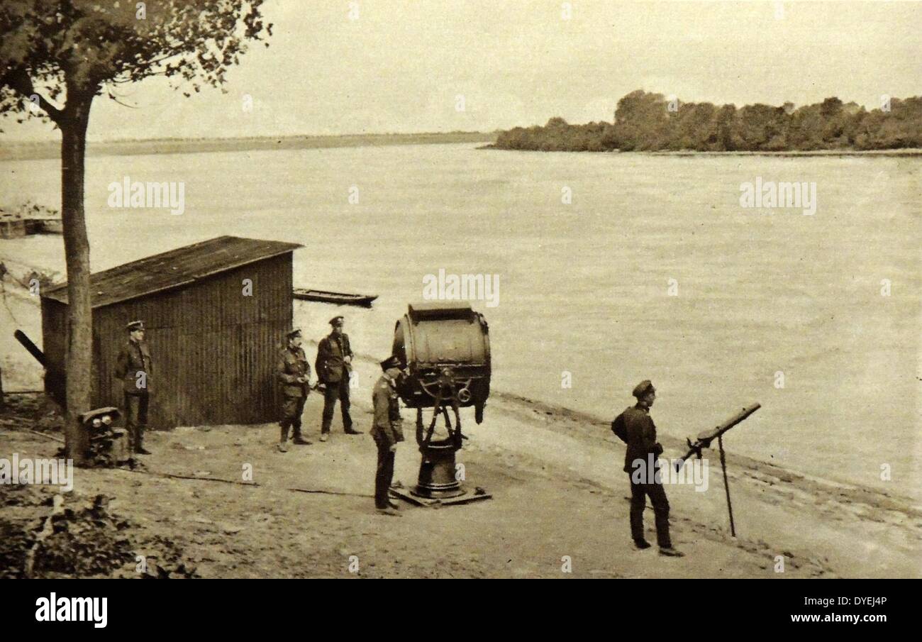 Britische Suchscheinwerfer auf der 'Rhein: Gegen Nacht Schmuggel über den Fluss. 1919. Stockfoto