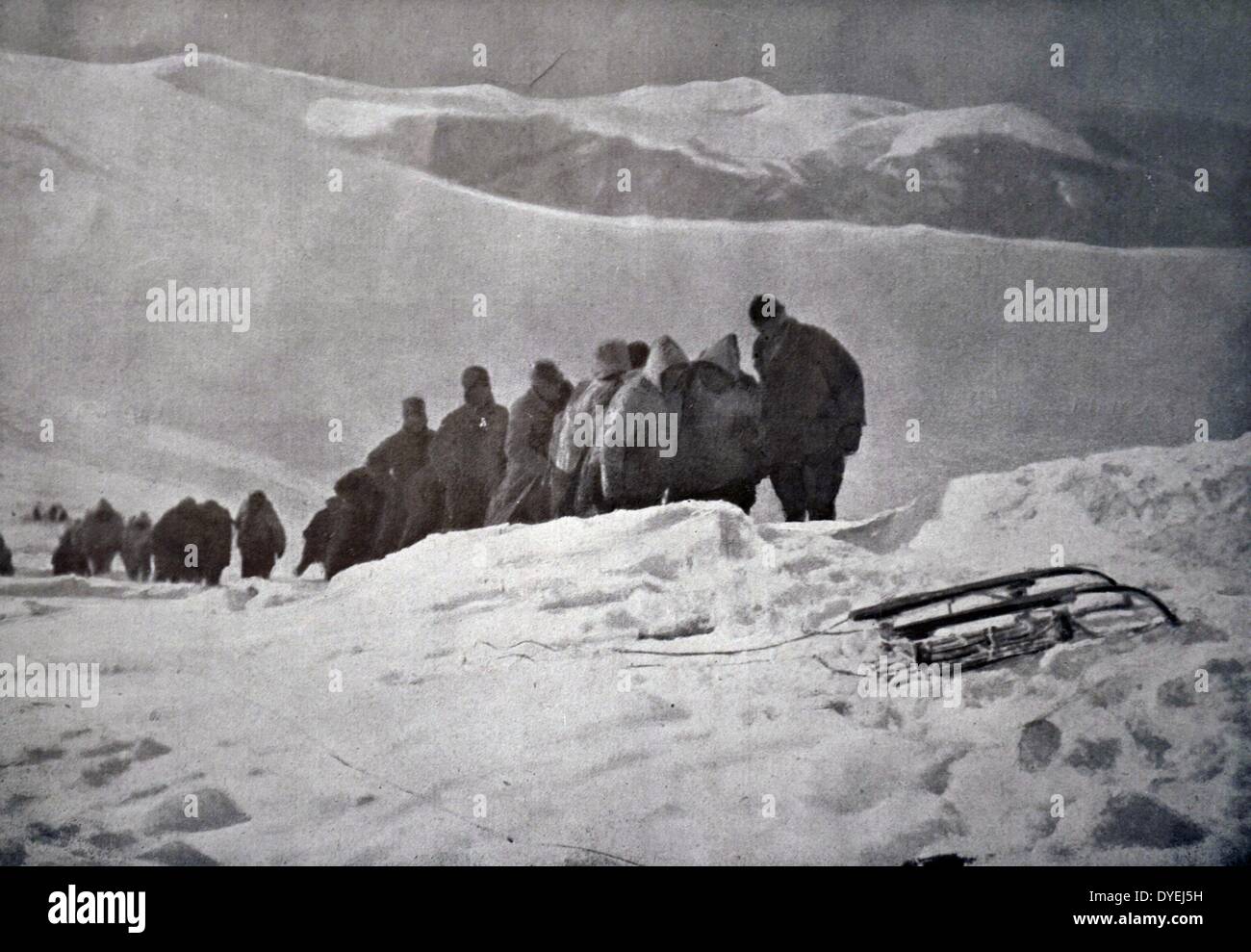 Weltkrieg 1 - Die Wintersaison - schleppen eine Kanone arm in einer italienischen Position in 2-300 Meter Schnee. 1916 Stockfoto