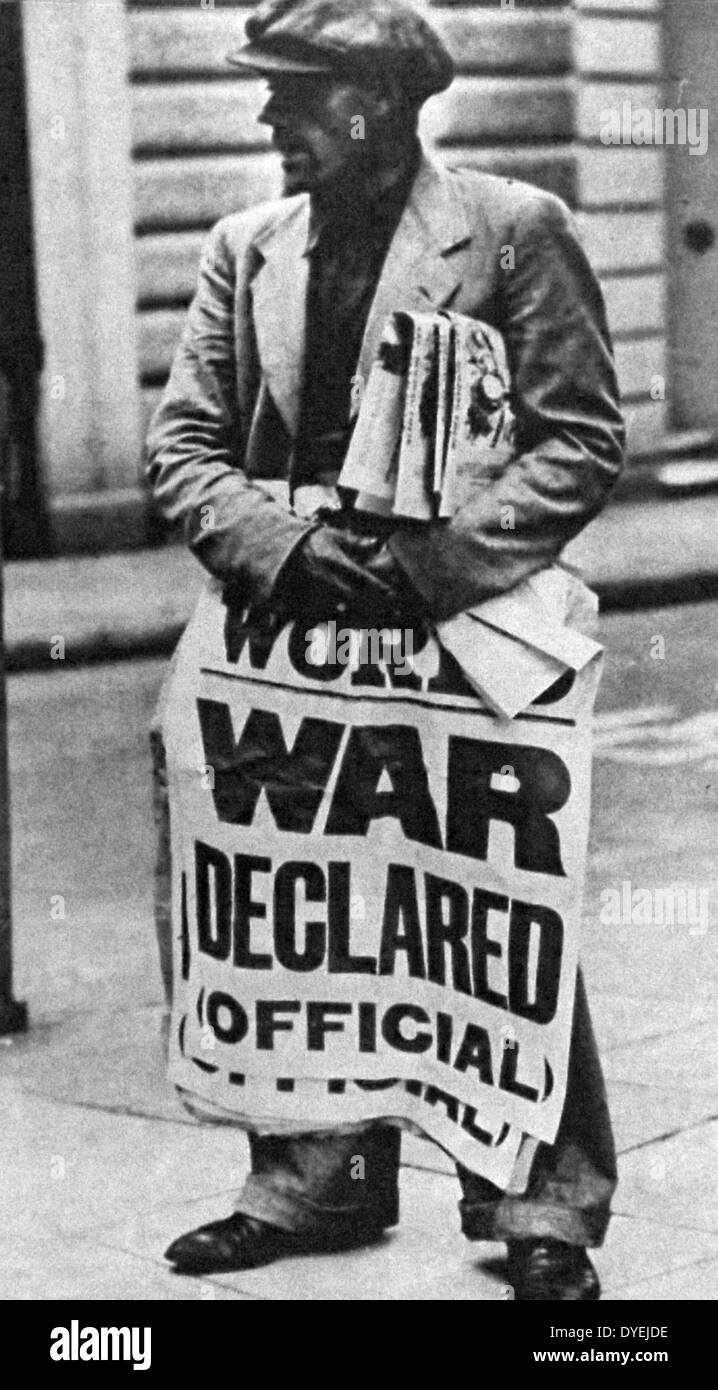 3. September 1939, Londoner Zeitung selller hält ein Plakat verkündet, dass der Krieg erklärt wurde. Weltkrieg II. Stockfoto