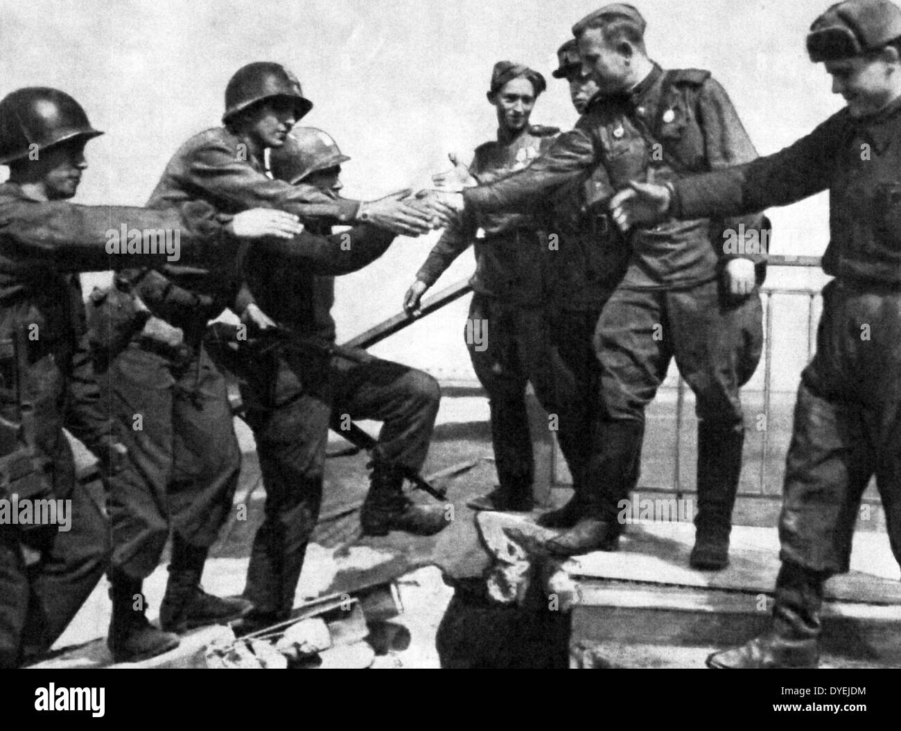 April 25, 1945, sowjetischen und amerikanischen Truppen treffen an der Elbe, in der Nähe von Torgau in Deutschland, einen wichtigen Schritt in Richtung zum Ende des Zweiten Weltkrieges in Europa. Stockfoto