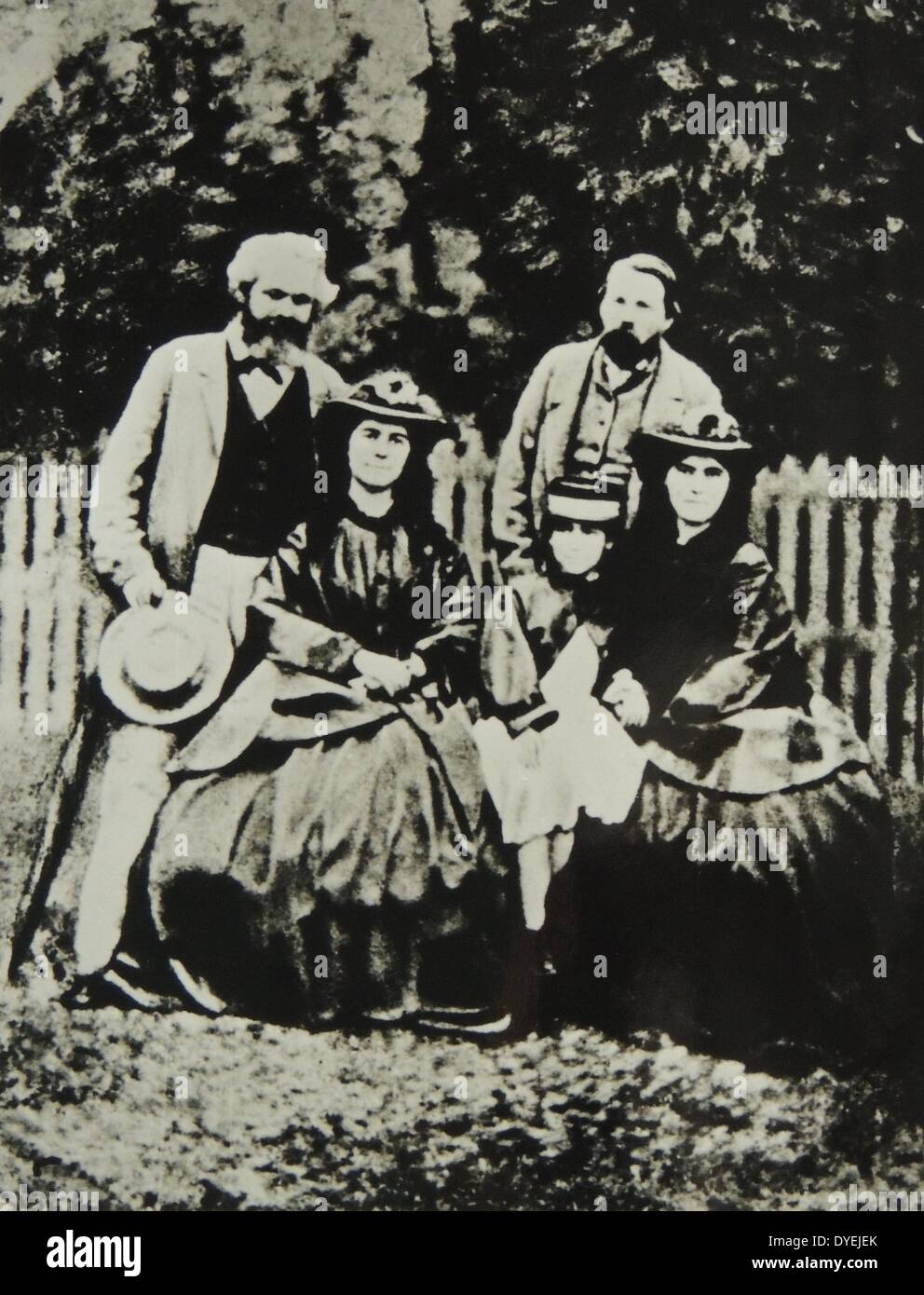 1860 Foto von Freiderich Engels und Karl Marx (mit den beiden Töchtern von Marx. Karl Marx (5. Mai 1818 - vom 14. März 1883) war ein deutscher Philosoph, Ökonom, Soziologe, Historiker, Journalist und revolutionär-sozialistischen Stockfoto