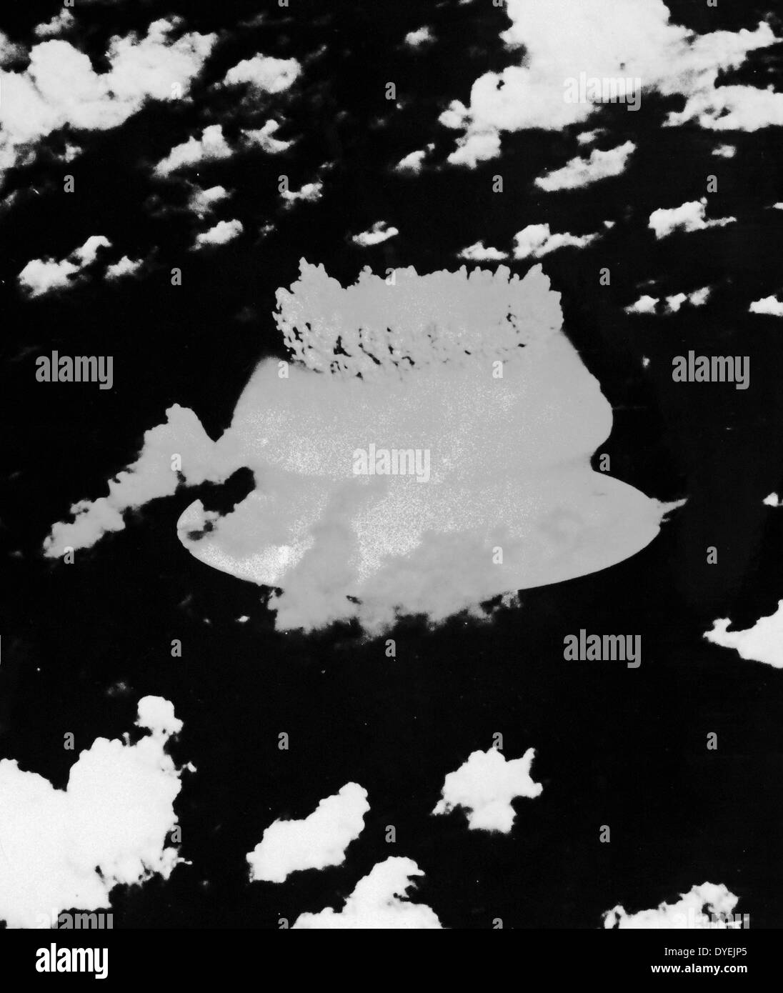 Betrieb Kreuzung war eine Reihe von nuklearen Tests, die durch die Vereinigten Staaten an der Bikini Atoll in mid-1946. Es war der erste Test einer Atomwaffe seit der Dreifaltigkeit Nuclear Test im Juli 1945, und die erste Detonation einer Atombombe seit der Atombombe auf Nagasaki Am 9. August 1945. Sein Zweck war, die Wirkung von Atomwaffen auf Marineschiffe zu untersuchen Stockfoto