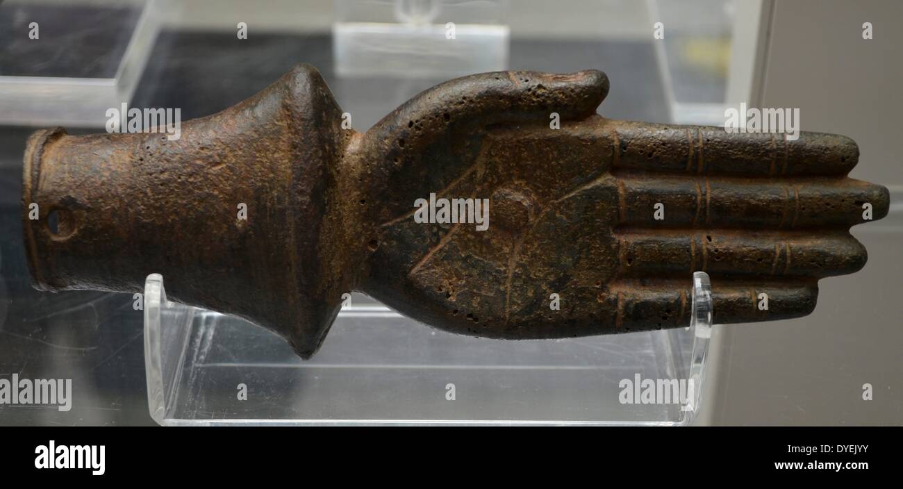 Bronze Räuchergefäß in Form einer menschlichen Hand 400 v. Chr. Stockfoto