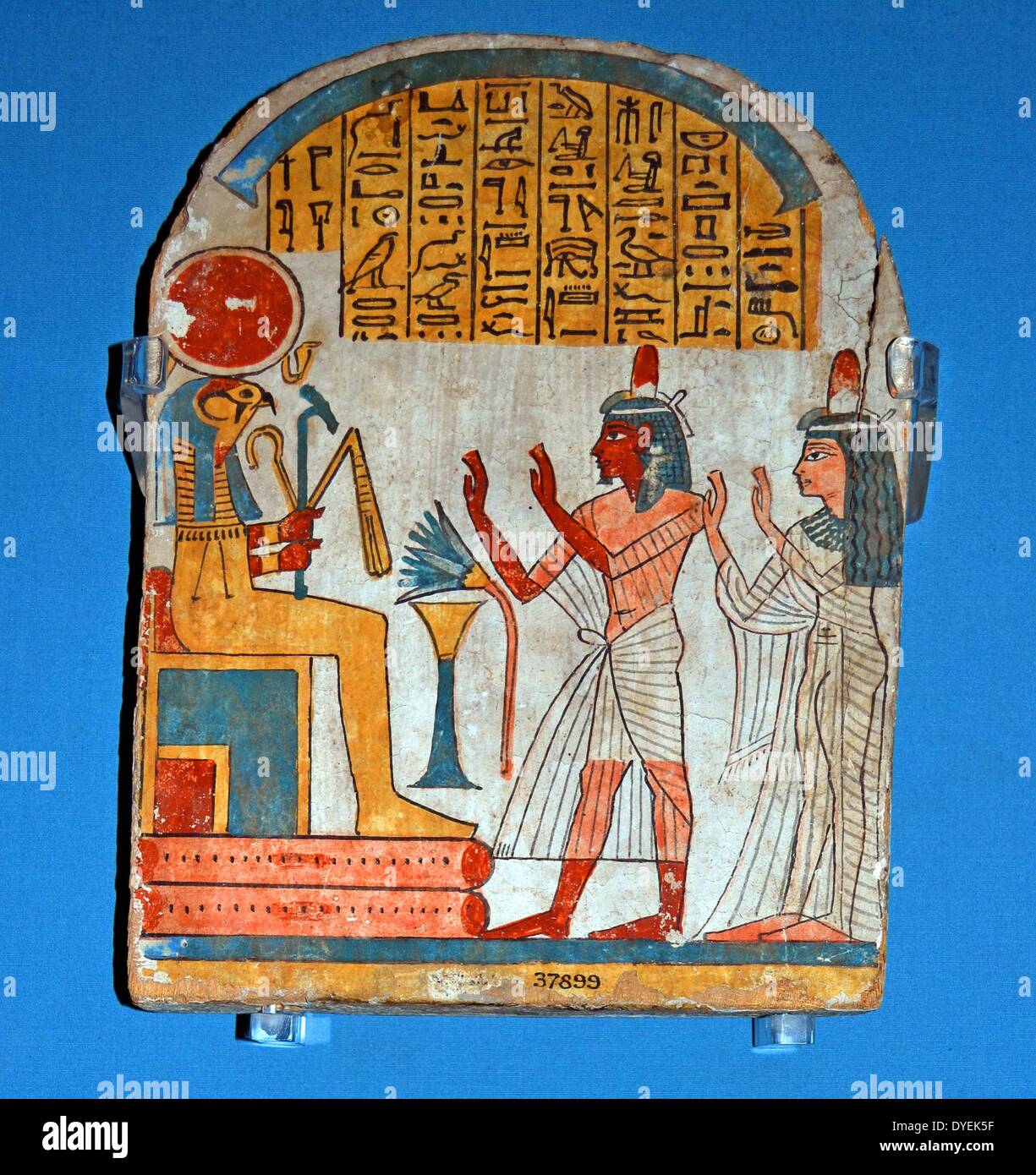 Lackiert, Sycamore Stele von Nakhtefmut und seine Tochter Shepenses 850 v. Chr. Stele zeigt eine Szene des verstorbenen Mann und seine Tochter verehrenden Sonnengott Ra-Horakhty. Stockfoto