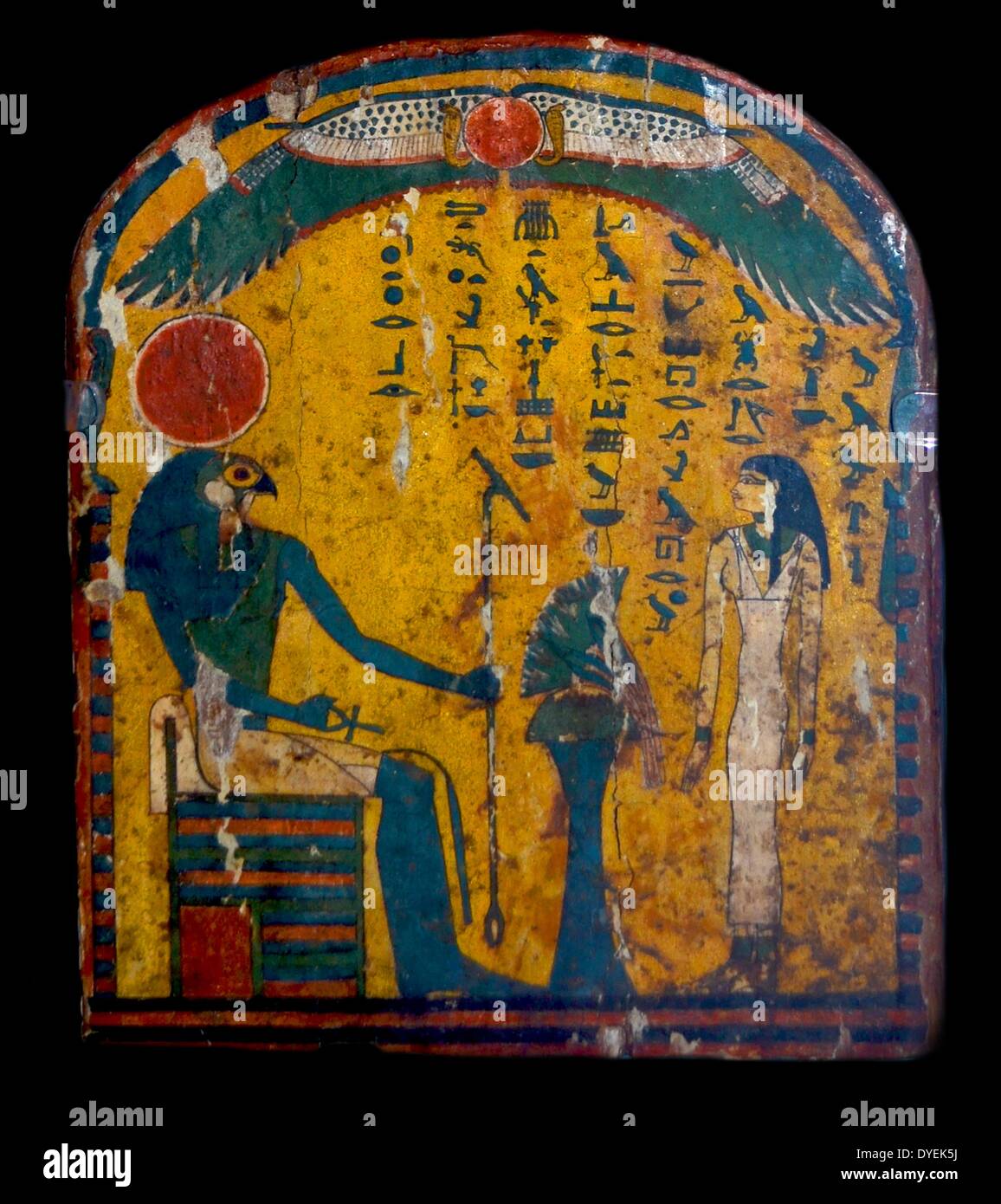 Lackierte Stele von einer Frau namens Tjentdiashakhet 680 v. Chr. Der verstorbenen Frau ist vor ein-Tabelle und der Sonnengott Ra-Horakhty. Stockfoto