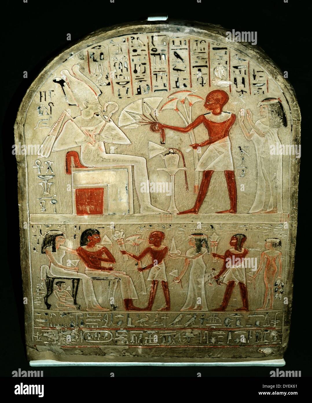 Lackierte Stele aus Kalkstein der Bakkay 1390 v. Chr. im oberen Bereich der Stele zeigt den Verstorbenen mit Blumen zu Osiris. Im unteren Bereich der Stele zeigt Angebote zu ein paar namens Huy und Henutnofret durch vier Mitglieder ihrer Familie. Stockfoto