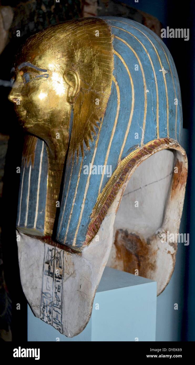 Lackiertes Holz- Mummy-Mask von einer nicht identifizierten Frau 1350 v. Chr. Die äußeren Reihen der Kragen aus Lotus Blüten und Früchte oder Beeren sind. Stockfoto