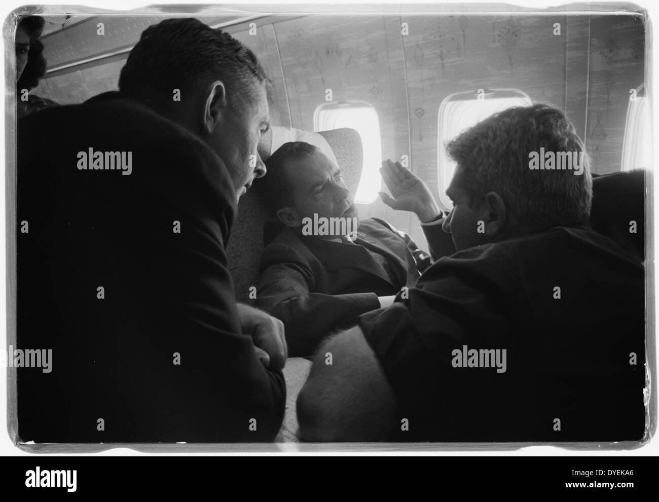Vizepräsident Richard Nixon und Presse auf Flugzeug während seiner 1959 Besuch in Russland. UDSSR Stockfoto