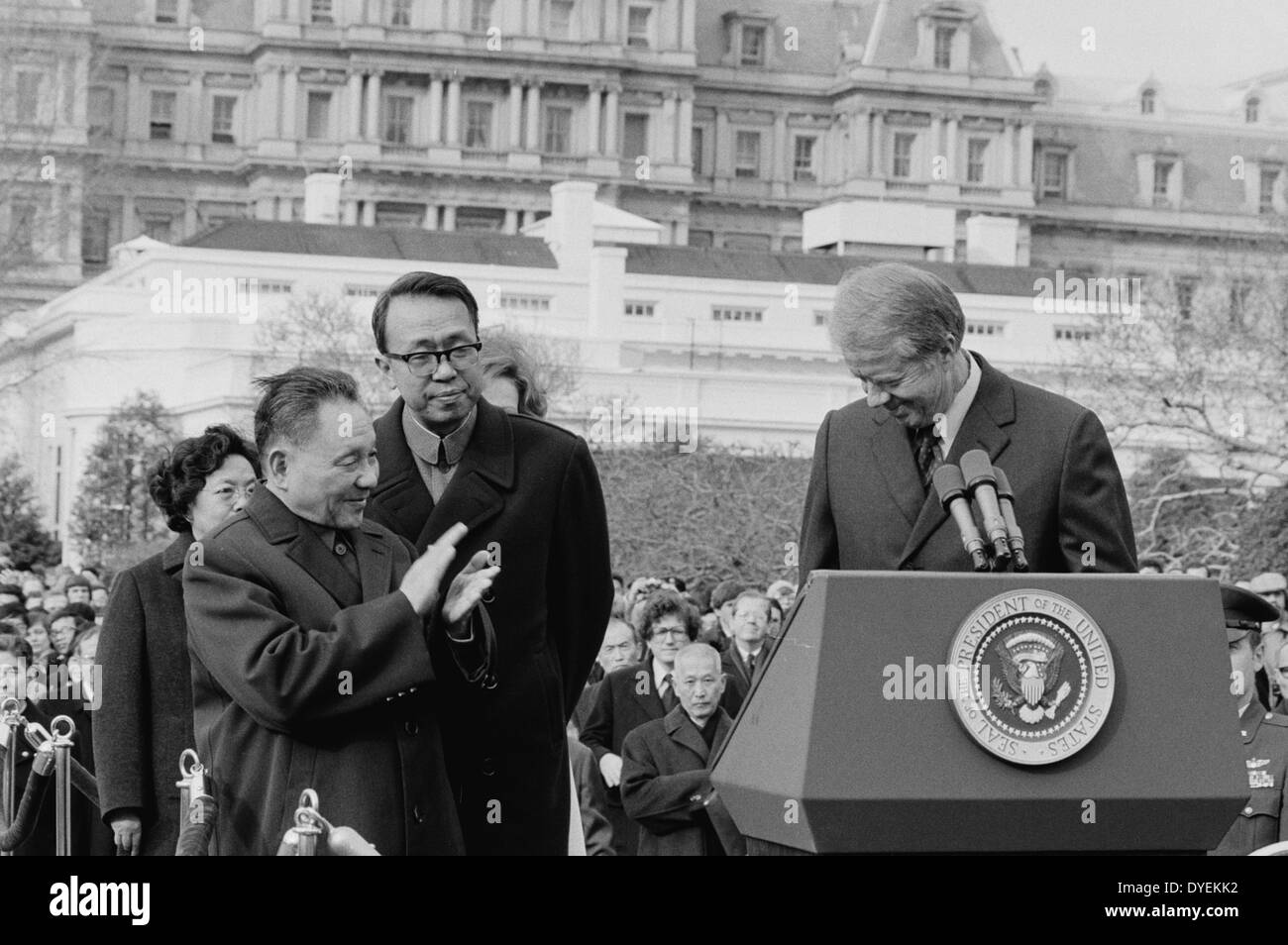 Chinesischen Vizepremier Deng Xiaoping applaudiert, als US-Präsident Jimmy Carter hinter einem Podium im Weißen Haus, Washington, D.C., Januar 1979 steht. Stockfoto