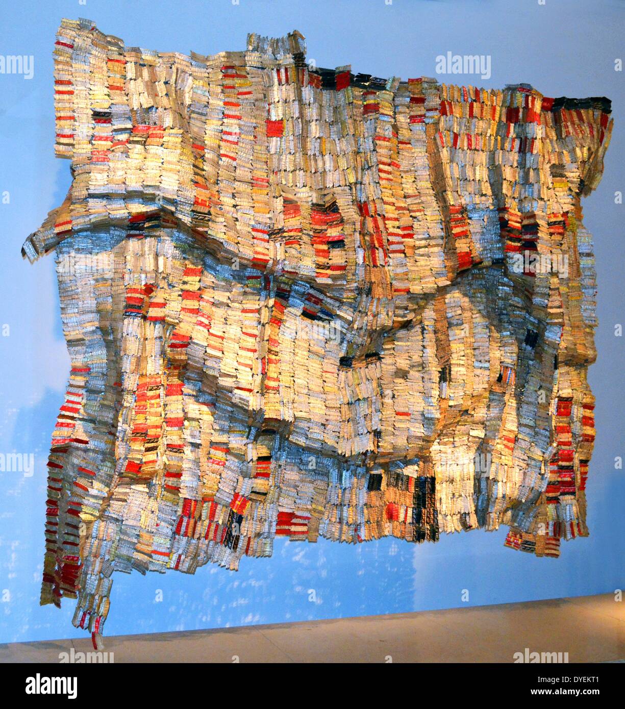 Die Man-Tuch 2000. Aus recycelten Metallfolie Flaschenhals Wrapper und Kupferdraht erstellt. Von El Anastsui, Ghana erstellt. Stockfoto