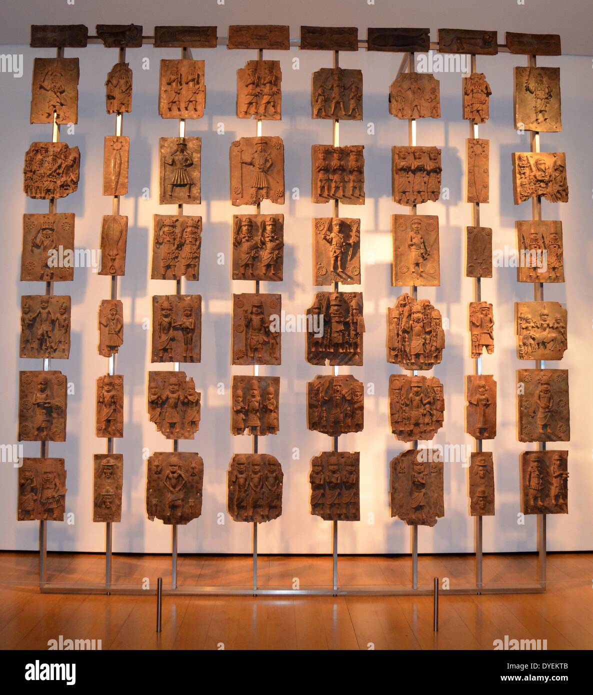 Einige der 900 Bronze Relief Plaques genannt Benin Bronzen 1898. Stockfoto