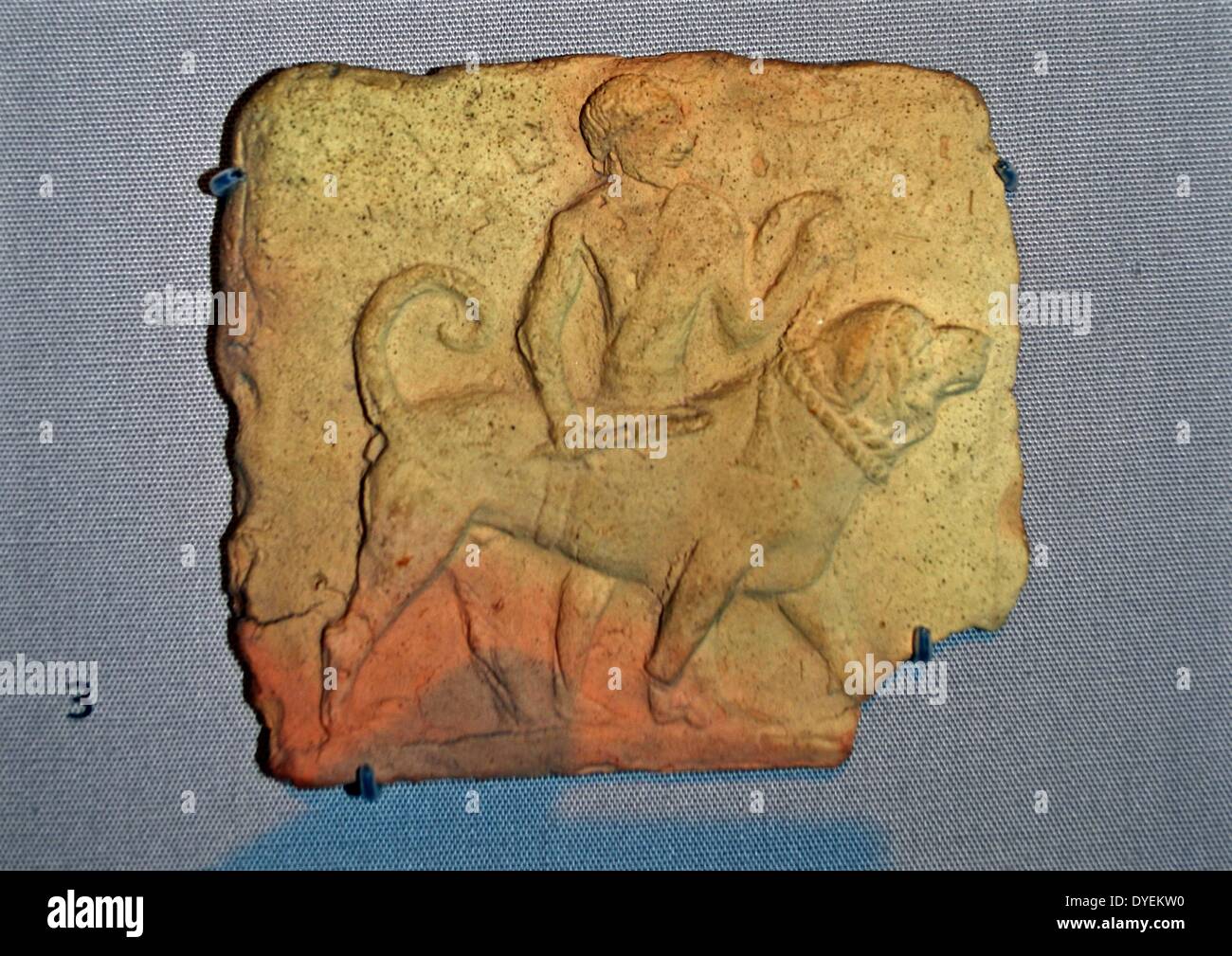 Kalkstein-Wand-Plakette von einem Mann an der Spitze ein Hund 2000 b.c. Aus Borsippa Stockfoto