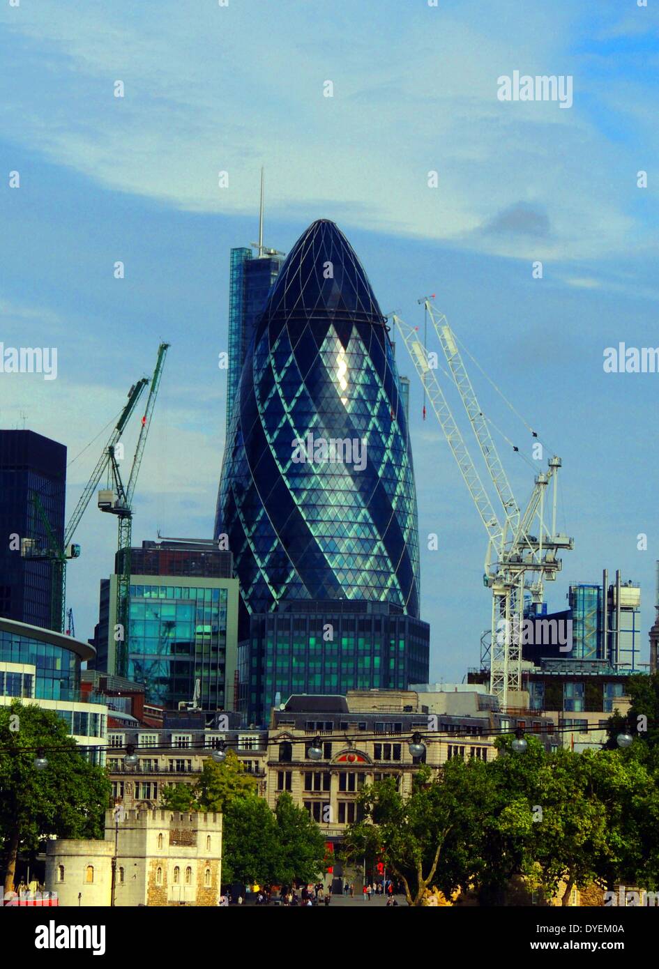 Blick auf St. Mary Axe (auch bekannt als The Gherkin) 2013. Von Norman Foster und Arup Ingenieuren entwickelt. Im Jahr 2003 abgeschlossen. Stockfoto