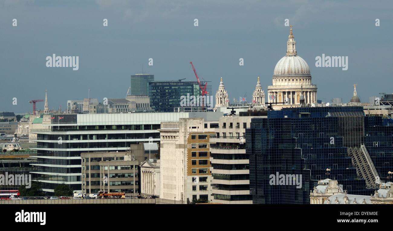 Blick auf die St. Paul's Kathedrale von der Themse London 2013. Kirche von England Kathedrale, dem Sitz des Bischofs von London und Mutterkirche der Diözese London. Im Jahre 1720 in einem englischen Barockstil abgeschlossen. Stockfoto