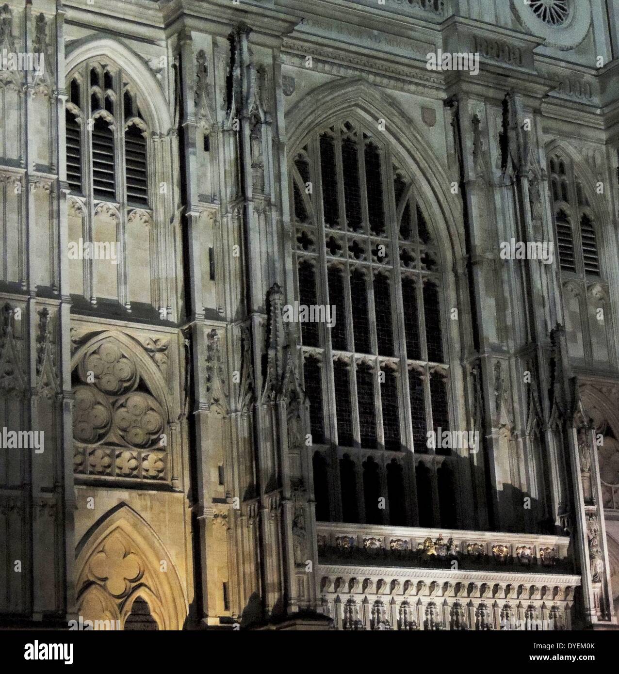 In der Nacht Blick auf die Westminster Abbey in London 2013. Im gotischen Stil erbaut. Im 10. Jahrhundert fertig gestellt. Der traditionelle Ort der Krönung und Grabstätte für Monarchen. Stockfoto
