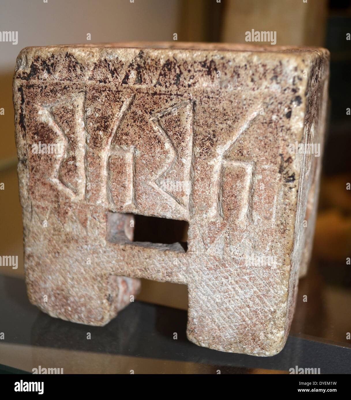 Weihrauch-Brenner mit Inschrift von Weihrauch Namen 5. Jahrhundert b.c. Jemen Stockfoto