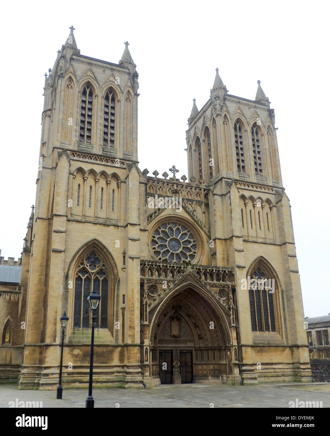 Kathedrale von Bristol, in der Stadt Bristol, England. Im Jahre 1140 gegründet wurde, stellt eine harmonische Ansicht der hohen gotischen Fenstern und Pinnacle Skyline, täuscht über die Tatsache, dass es über einen Zeitraum von mehr als 700 Jahren erbaut wurde. Stockfoto