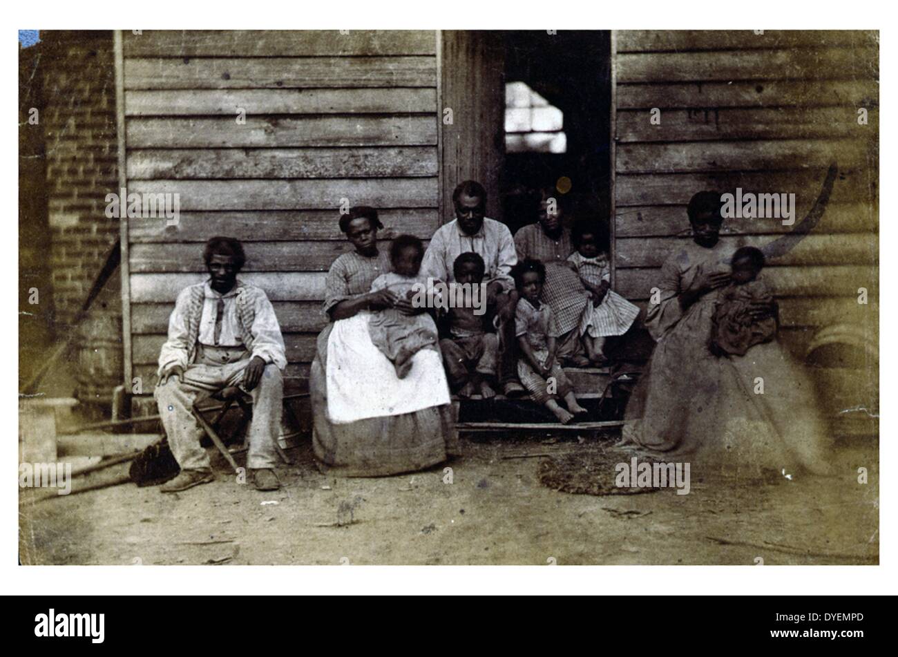 Familie der Slaves Gaines' Haus. Veröffentlicht 1861 oder 1862. African American slave Familie oder Familien vor Holz- Haus, Washington, D.C. oder Hampton, Virginia gestellt. Stockfoto