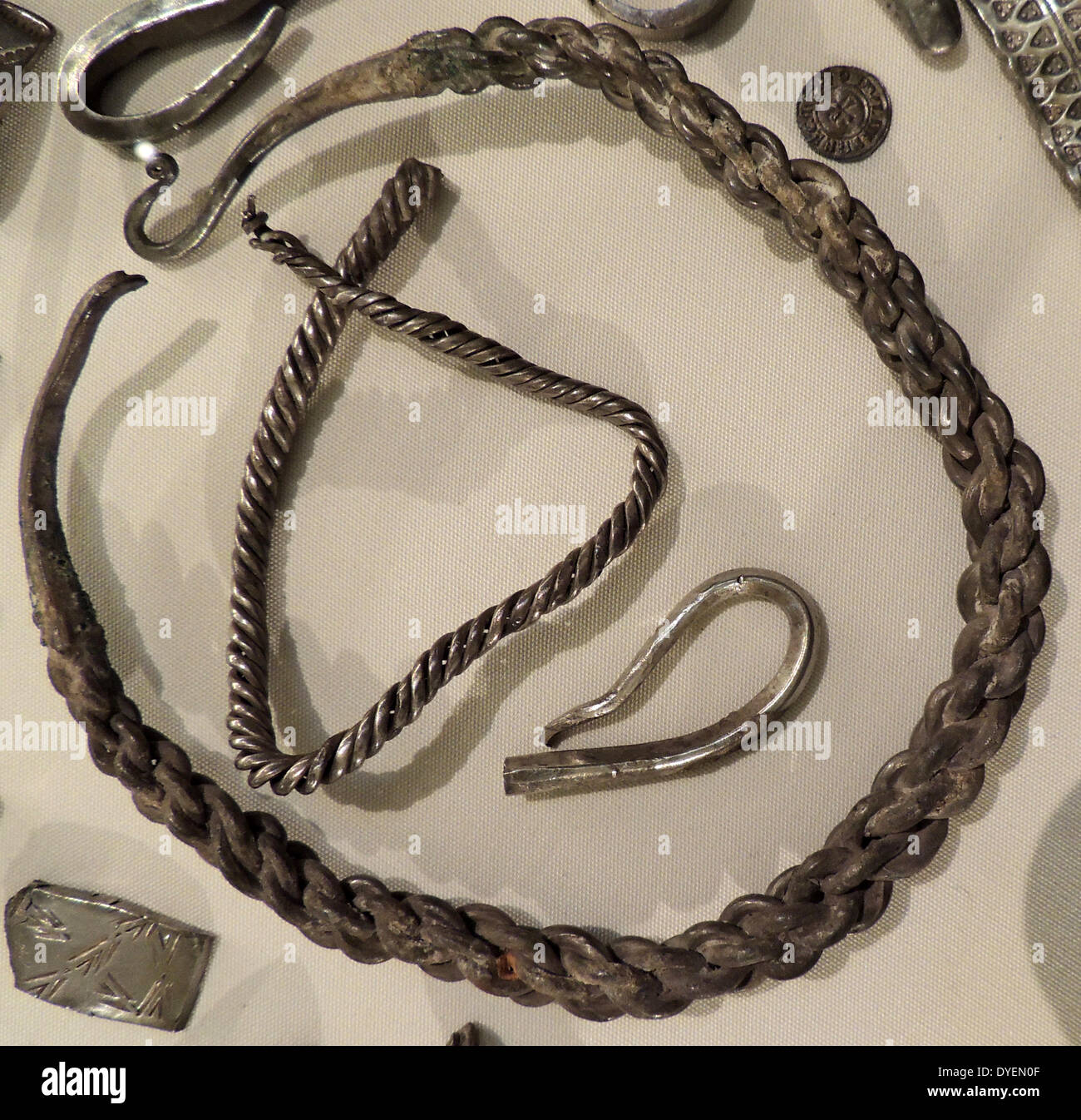 Die cuerdale Horten. Dies ist eine Auswahl aus der größten Viking silver Hoard aus Westeuropa bekannt. Es wurde 1840 entdeckt, neben dem Fluss Ribble an Cuerdale, Lancashire begraben. Die Horten enthält einige 7500 Münzen, plus Objekte in Silber. Auf rund AD 905 datiert, es kann ein Krieg gewesen - Brust durch die Vikings aus Irland bevorratet. Stockfoto