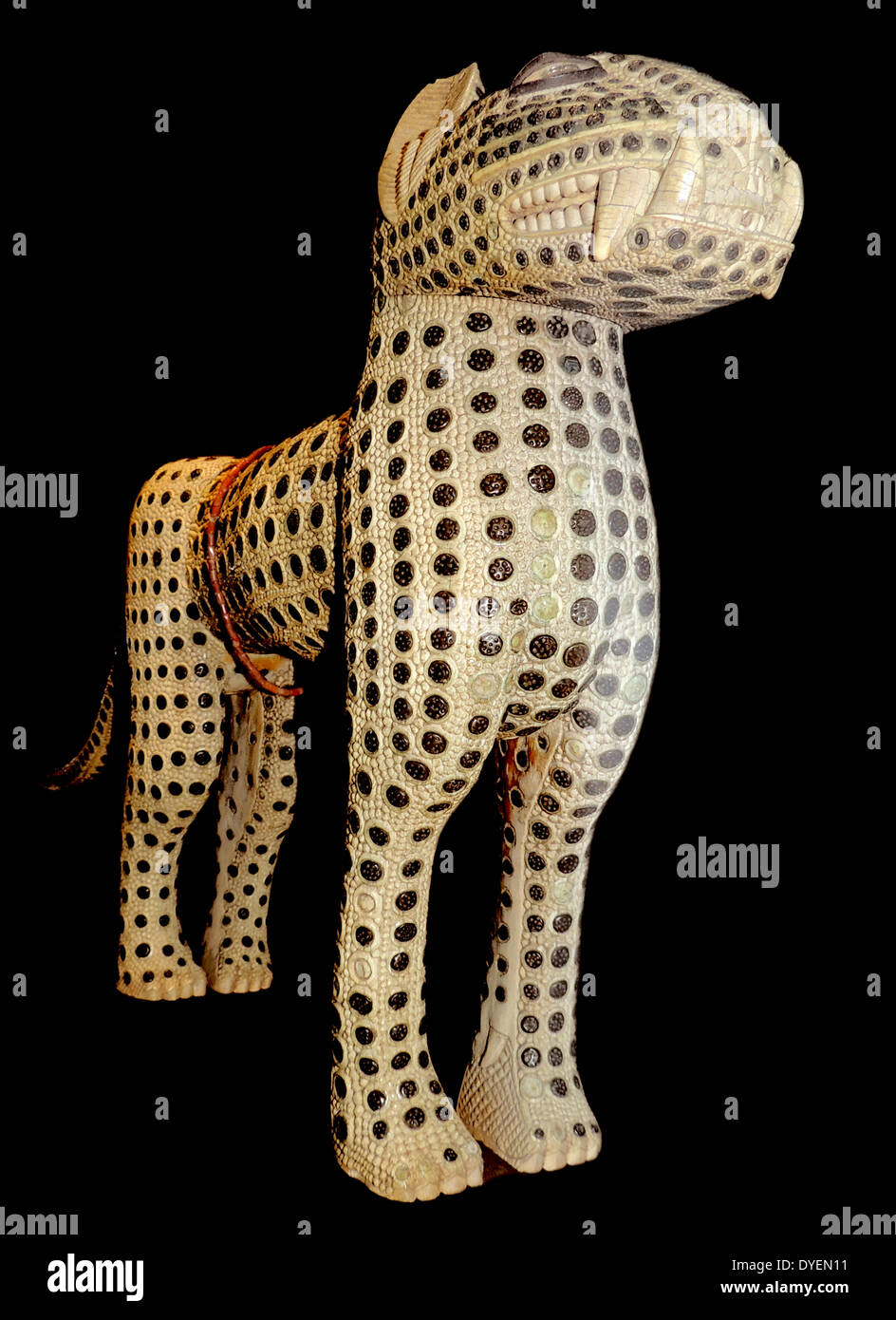 Leopard aus Elfenbein, Kupfer und Korallen. Benin, Nigeria, 19. Diese Ids eine von mehreren auffallende Leoparden, die jeweils aus fünf separaten Stoßzähne. Töpfe des Kupfer' in hinterschnittene Vertiefungen erschlossen wurden wohl aus zündhütchen verwendet 19 Gewehre zu Feuer gemacht. Stockfoto