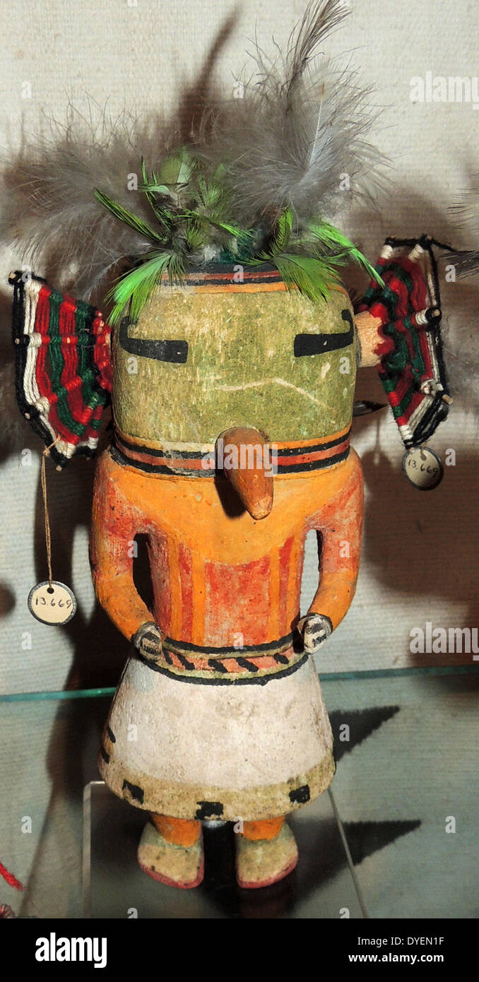 Hopi katsina Figuren (Katina dolls), sind Figuren geschnitzt, in der Regel von cottonwood Wurzel, von der Native American Hopi Menschen, für junge Mädchen und neue Bräute über katsinas oder katsinam anweisen, das unsterbliche Wesen, die Regen bringen, Steuerung anderer Aspekte der natürlichen Welt und Gesellschaft, und sie agieren als Boten zwischen den Menschen und der geistigen Welt. Stockfoto