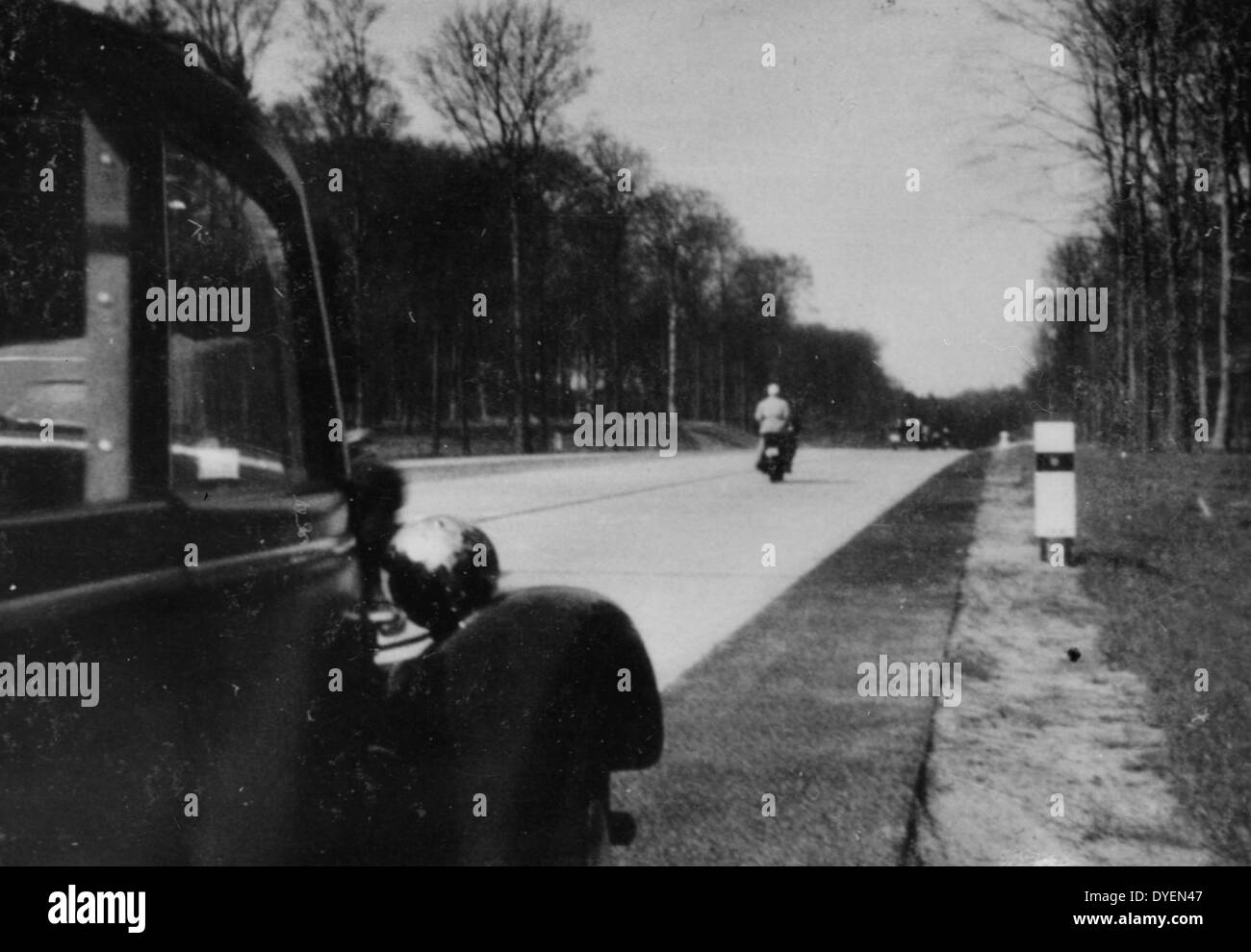 Zweisimmen Auf der Autobahn [zwischen 1936 und 1939]. Auto geparkt auf einem neu errichteten Autobahn (Autobahn). Stockfoto