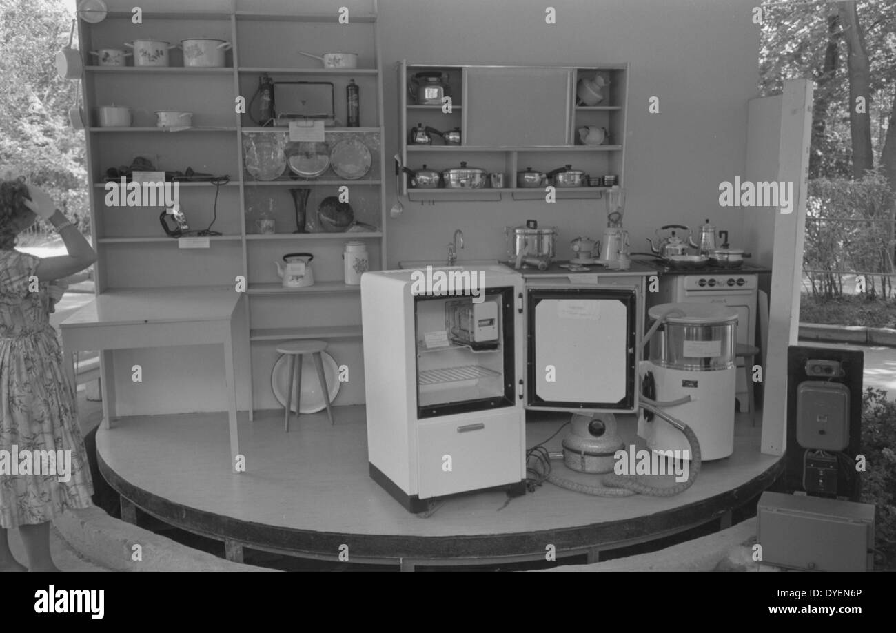 Udssr, Moskau, temporäre Russische Ausstellung 1959. Foto zeigt, Kühlschrank  und Küche Ausrüstung an einer sowjetischen Ausstellung, die neben der  Amerikanischen Nationalen Ausstellung in Moskau war Stockfotografie - Alamy