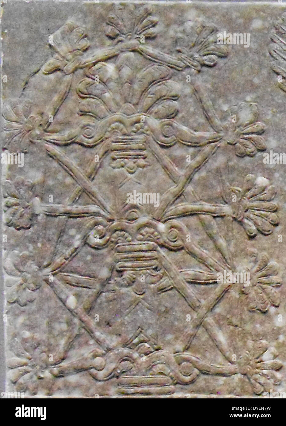 Relief Panel, den Assyrischen Königshof (Galerie 401), an der Metropolitan. Assyrern zu dem Baum des Lebens. 883-859 B.C.; Neo-assyrischer Zeit, Herrschaft von ASSURNASIRPAL II. Bei Nimrud ausgegraben Stockfoto