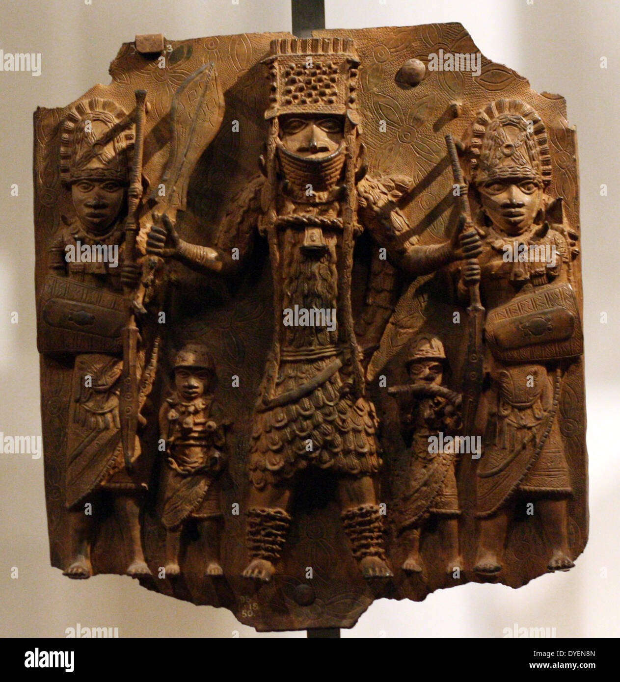 Messingschild aus Benin, Nigeria, Westafrika, dem British Museum, London. Edo Völker, 16. Jahrhundert AD aus Benin, Nigeria. Es gibt über 900 Plaketten dieser Art in verschiedenen Museen in England, Europa und Amerika. Viele der Plaketten, die jetzt im British Museum wurden während der britischen Strafexpedition 1897 gesammelt. Sie sind gedacht, in Paaren gemacht zu haben und zu den Pfeilern im Palast des Oba in Benin City. Stockfoto