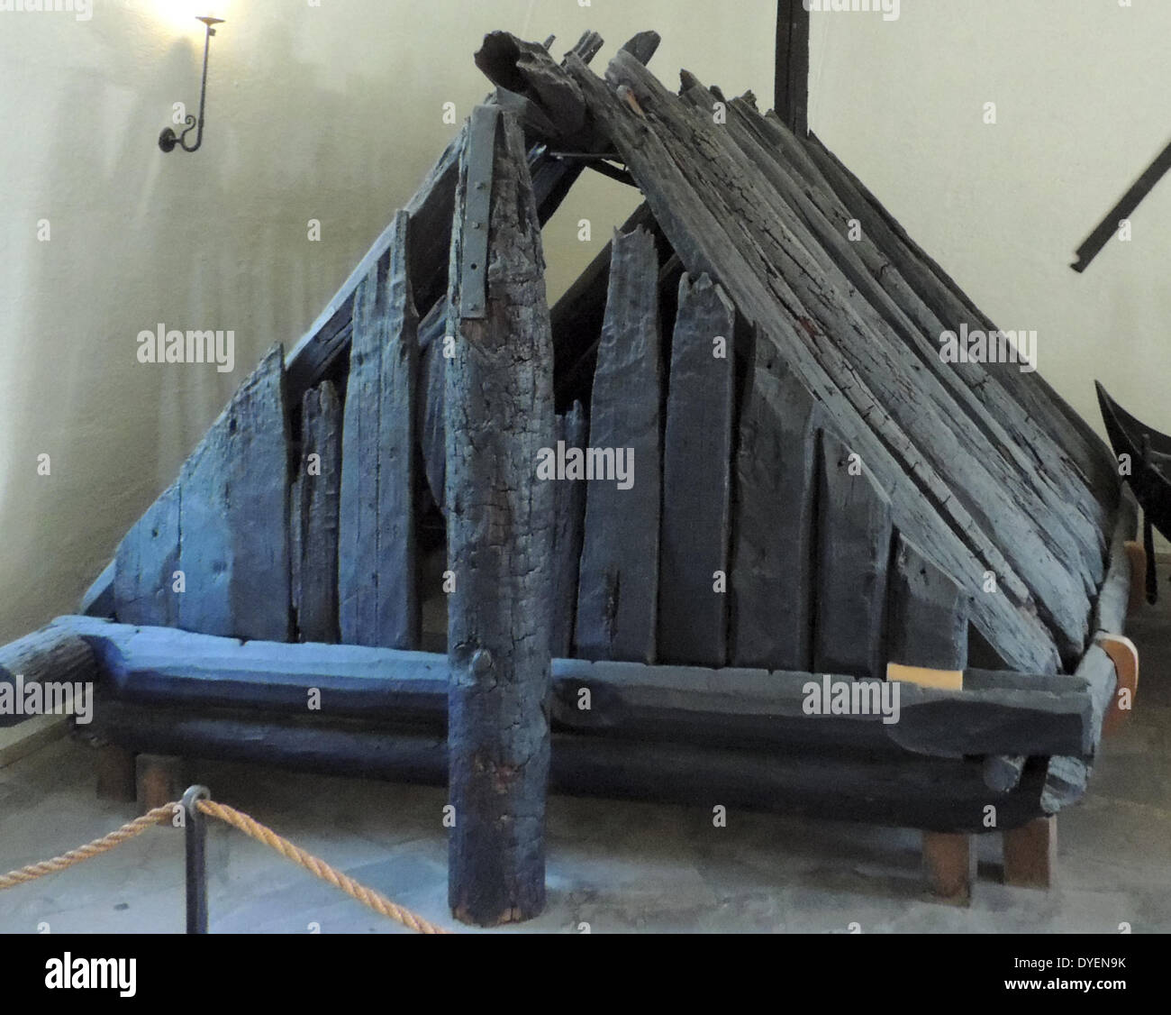 Das Zelt - wie hölzerne Grabkammer von der Plattform des Oseberg-schiff. Ein Wikingerschiff in einem großen grabhügel am Oseberg Farm in der Nähe von Tønsberg in Vestfold County, Norwegen entdeckt. Aus der Zeit um 800 N.CHR., das Schiff durch die Norwegische Archäologen Haakon Shetelig, schwedischer Archäologe Gabriel Gustafson 1904/05 ausgegraben wurde. Das Schiff ist an der Viking Ship Museum, in Bygdøy angezeigt. Stockfoto