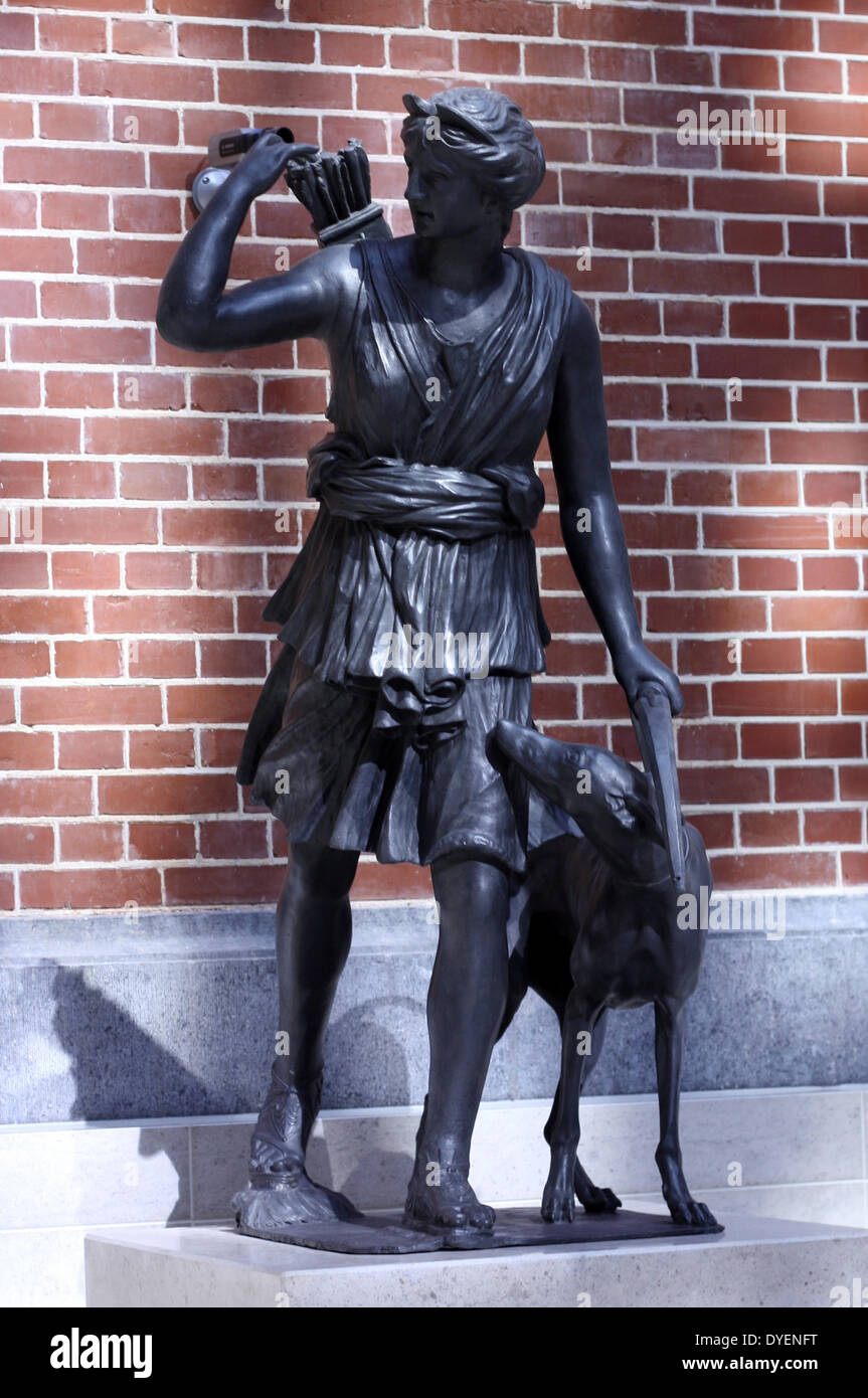 Bronze Skulptur von Diana die Jägerin von Francesco Righetti (1749-1819). Innenhof des Rijks Museum, Amsterdam, Niederlande Stockfoto