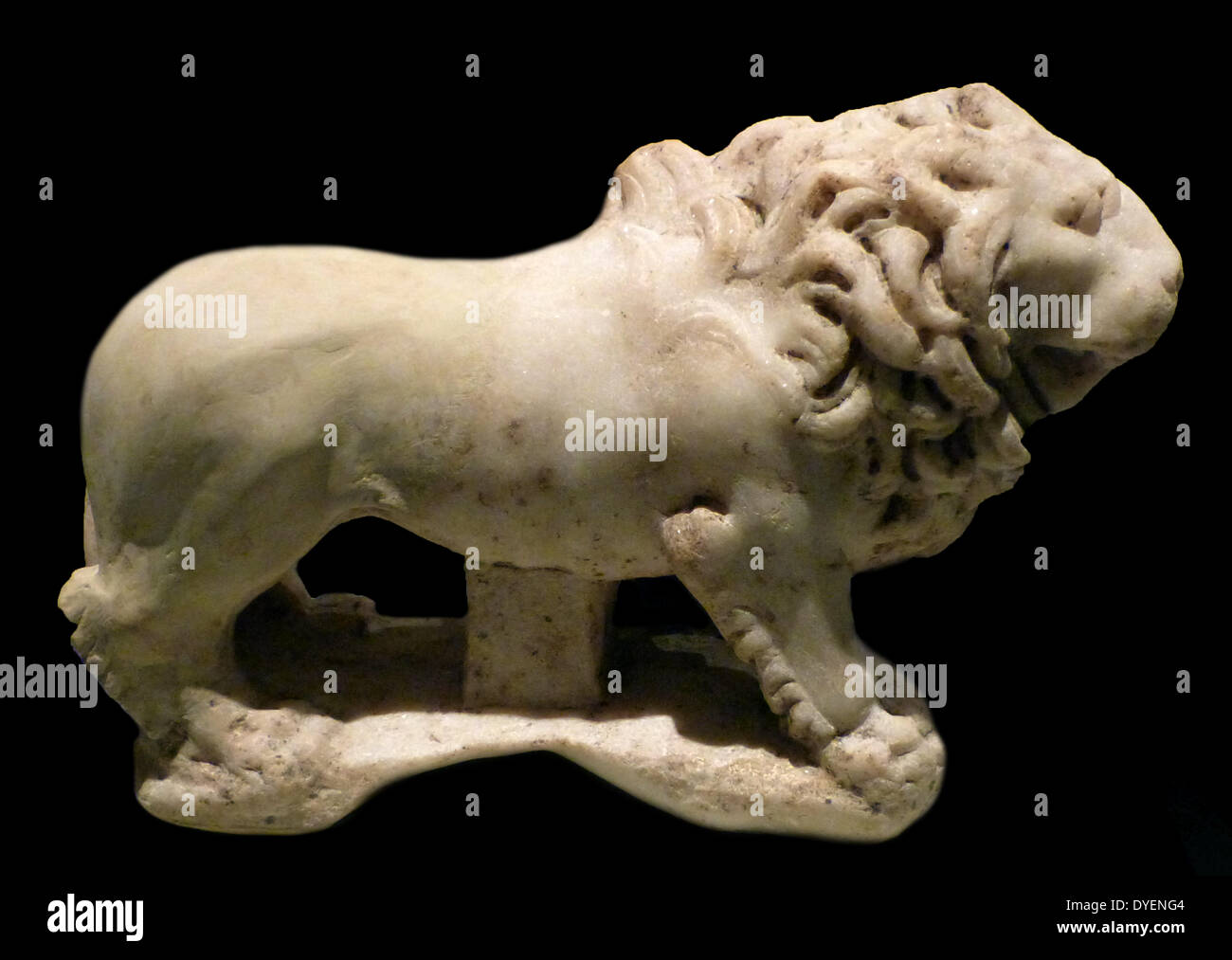 Statuette eines stehenden Löwen aus Marmor. Von Fayum, Ägypten. 2. bis 3. Jahrhundert n. Chr.. Stockfoto