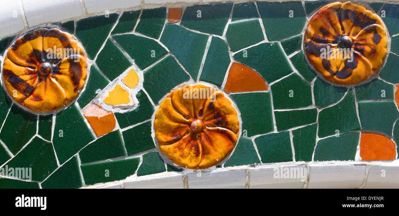 Mosaik für Antoni Gaudis Park Guell, Barcelona, Spanien. Park Güell ist ein Garten mit architektonischen Elementen auf dem Hügel von El Carmel in Gràcia in Barcelona, Katalonien, Spanien. Es wurde von den katalanischen Architekten Antoni Gaudi entworfen und in den Jahren 1900 bis 1914 gebaut. Es ist Teil des UNESCO-Weltkulturerbes" Werke von Antoni Gaudi. Stockfoto