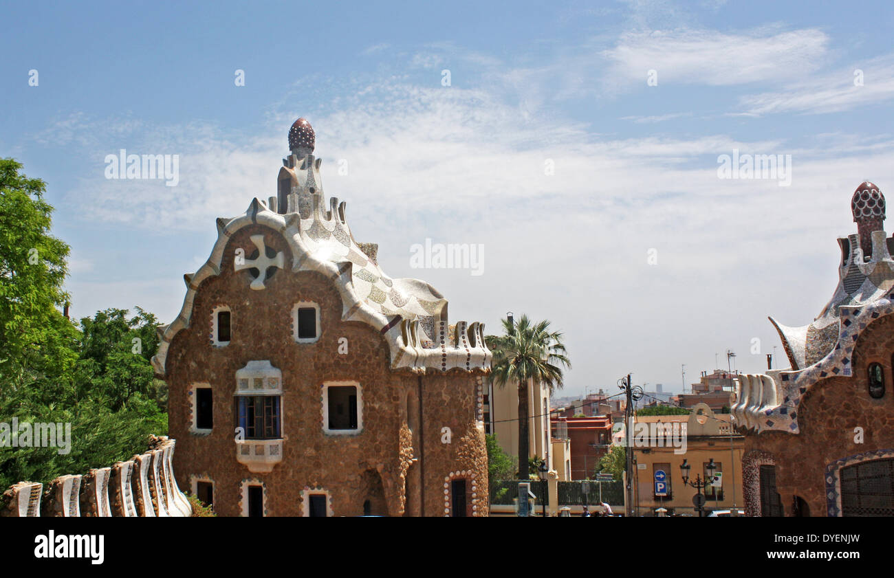 Antoni Gaudis Park Guell, Barcelona, Spanien. Park Güell ist ein Garten mit architektonischen Elementen auf dem Hügel von El Carmel in Gràcia in Barcelona, Katalonien, Spanien. Es wurde von den katalanischen Architekten Antoni Gaudi entworfen und in den Jahren 1900 bis 1914 gebaut. Es ist Teil des UNESCO-Weltkulturerbes" Werke von Antoni Gaudi. Stockfoto
