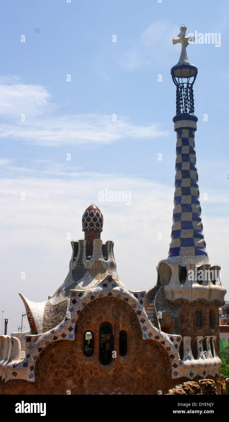 Antoni Gaudis Park Guell, Barcelona, Spanien. Park Güell ist ein Garten mit architektonischen Elementen auf dem Hügel von El Carmel in Gràcia in Barcelona, Katalonien, Spanien. Es wurde von den katalanischen Architekten Antoni Gaudi entworfen und in den Jahren 1900 bis 1914 gebaut. Es ist Teil des UNESCO-Weltkulturerbes" Werke von Antoni Gaudi. Stockfoto